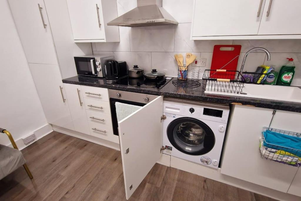 2 Bed Apartment, Near Canary Wharf, O2, Excel, Airport * London