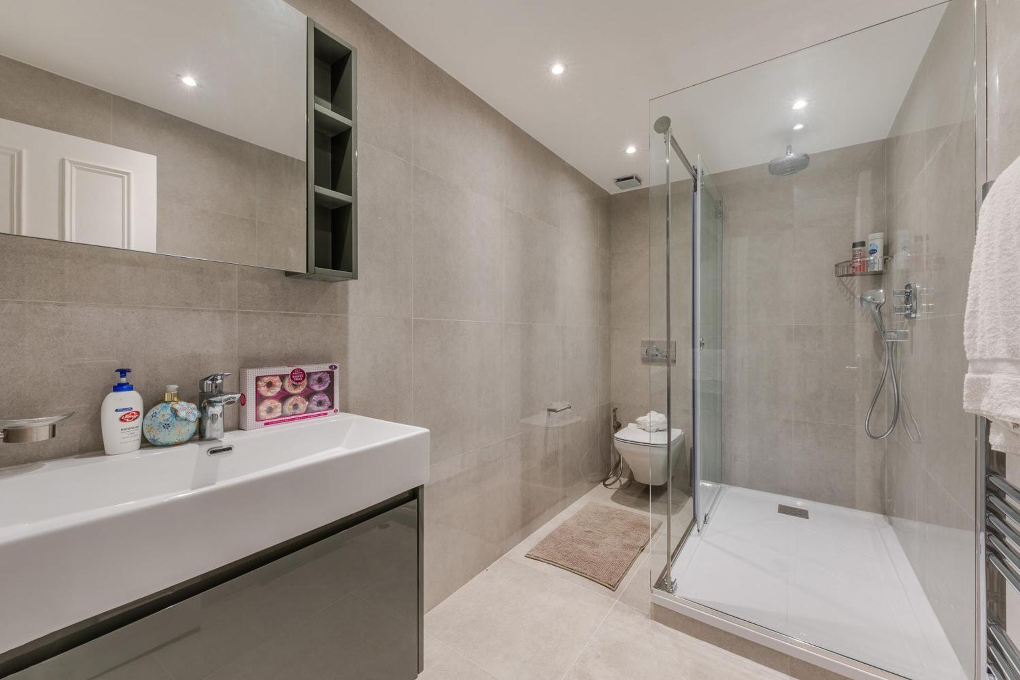 Modern Luxury 3bed 3bathroom Retreat 6hs London