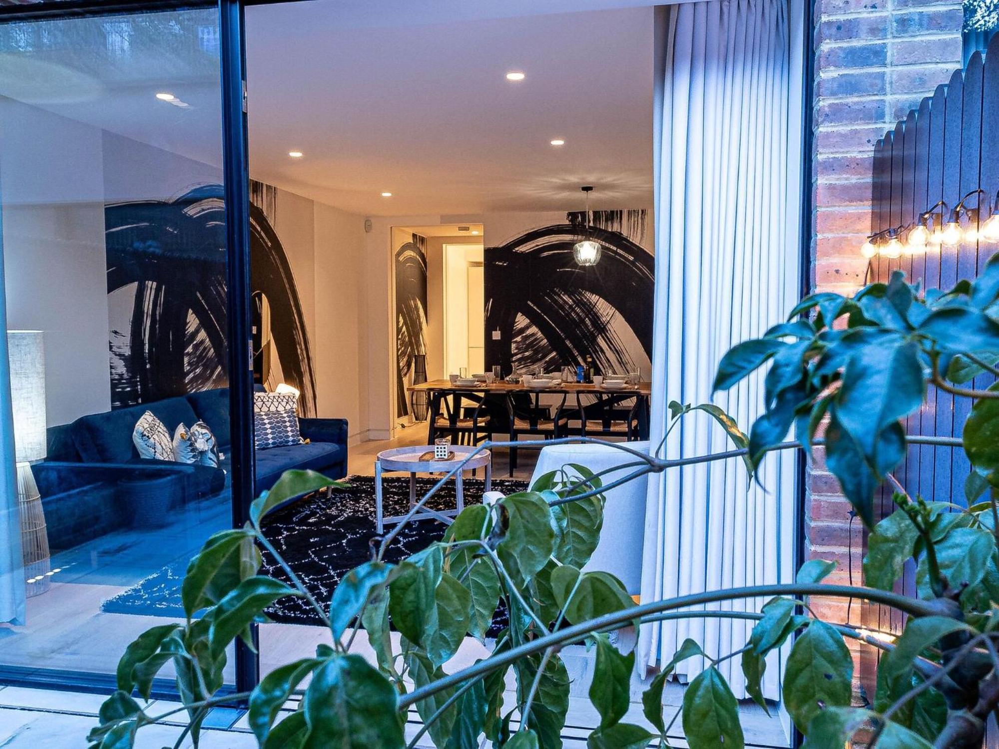 The Arches Luxurious Three Bedroom Close To Hampstead Heath With Garden Balcony And Courtyard