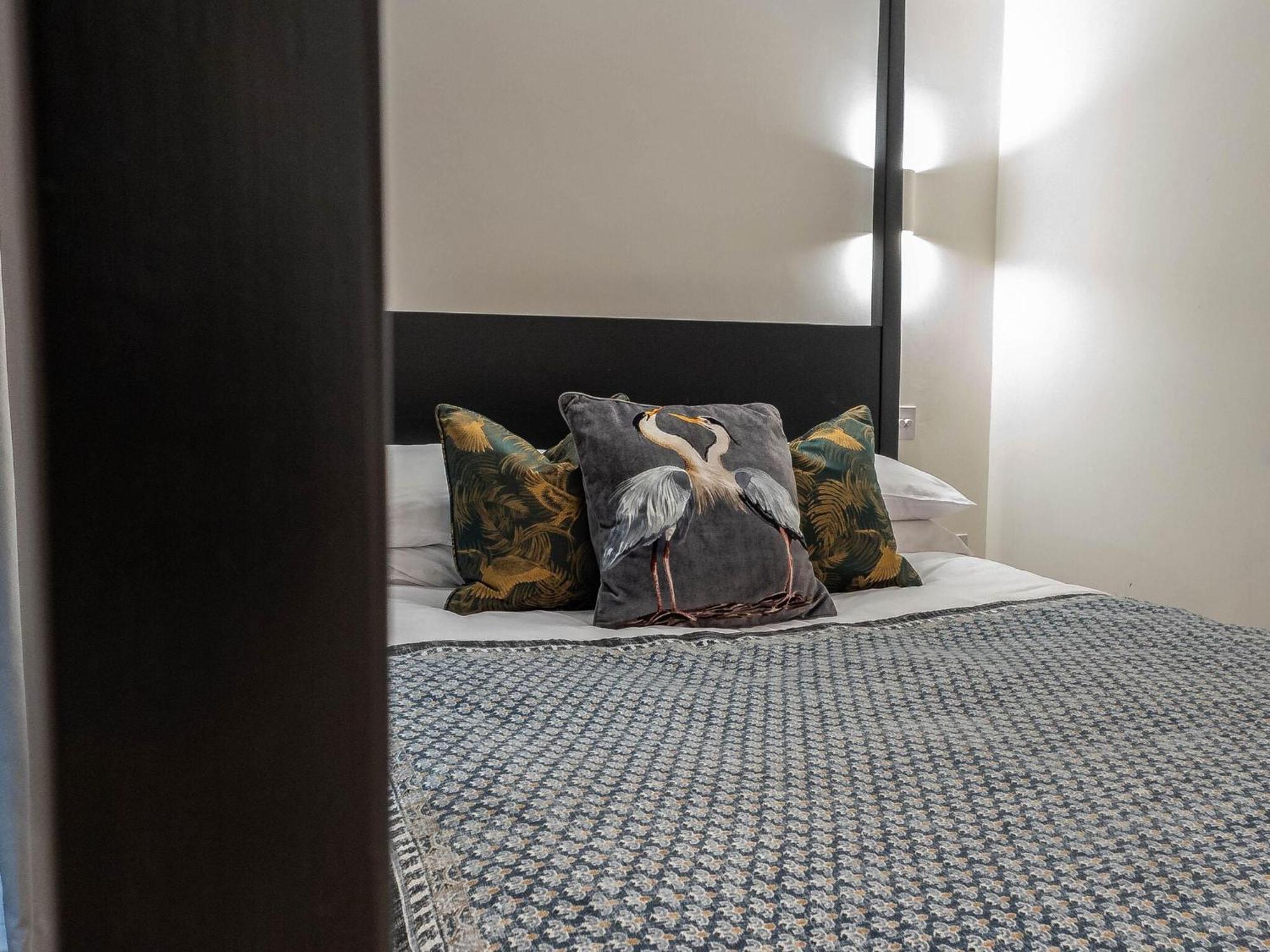 Apartment The Arches Luxurious Three Bedroom Close To Hampstead Heath With Garden Balcony And Courtyard London