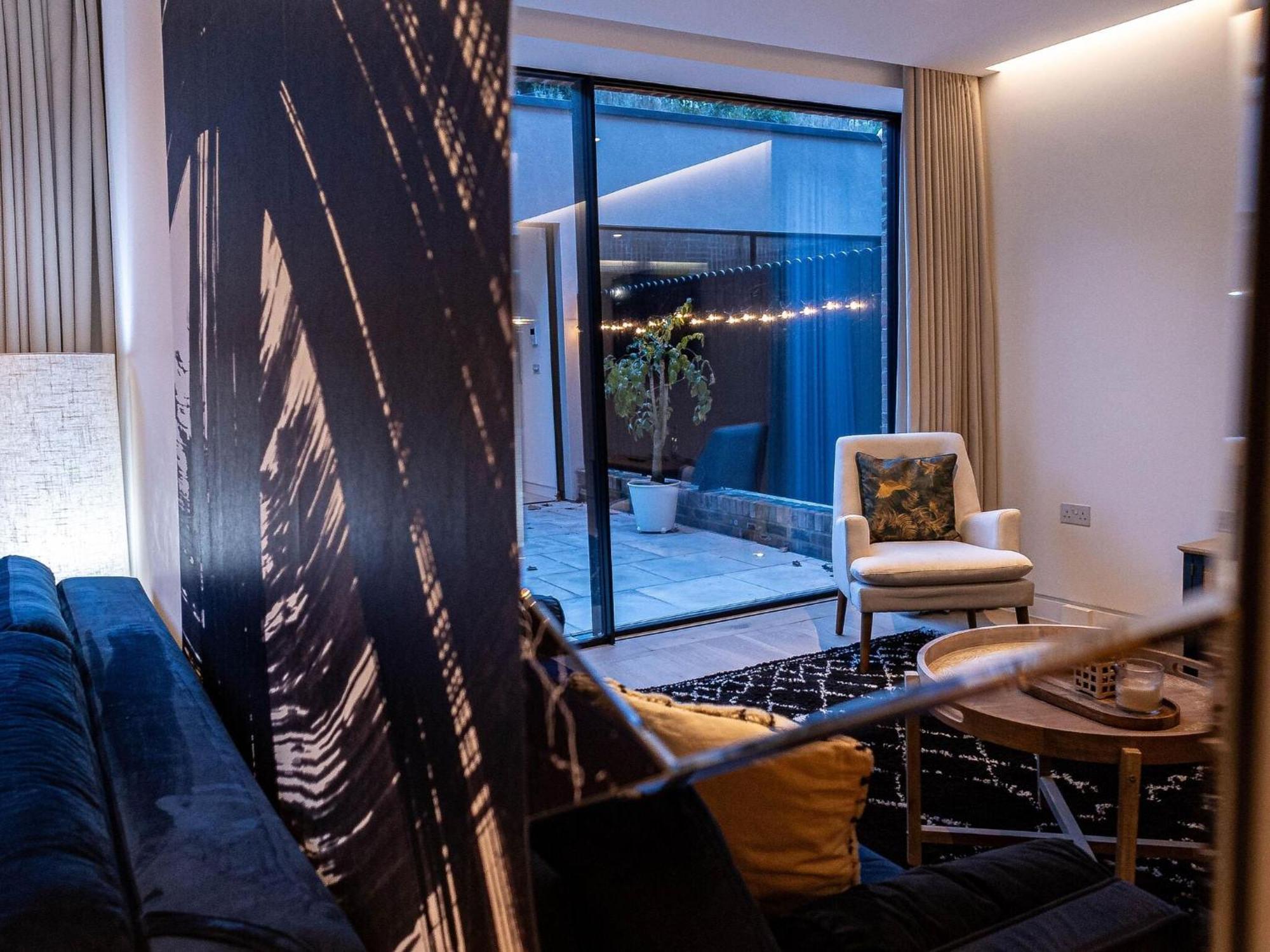 The Arches Luxurious Three Bedroom Close To Hampstead Heath With Garden Balcony And Courtyard