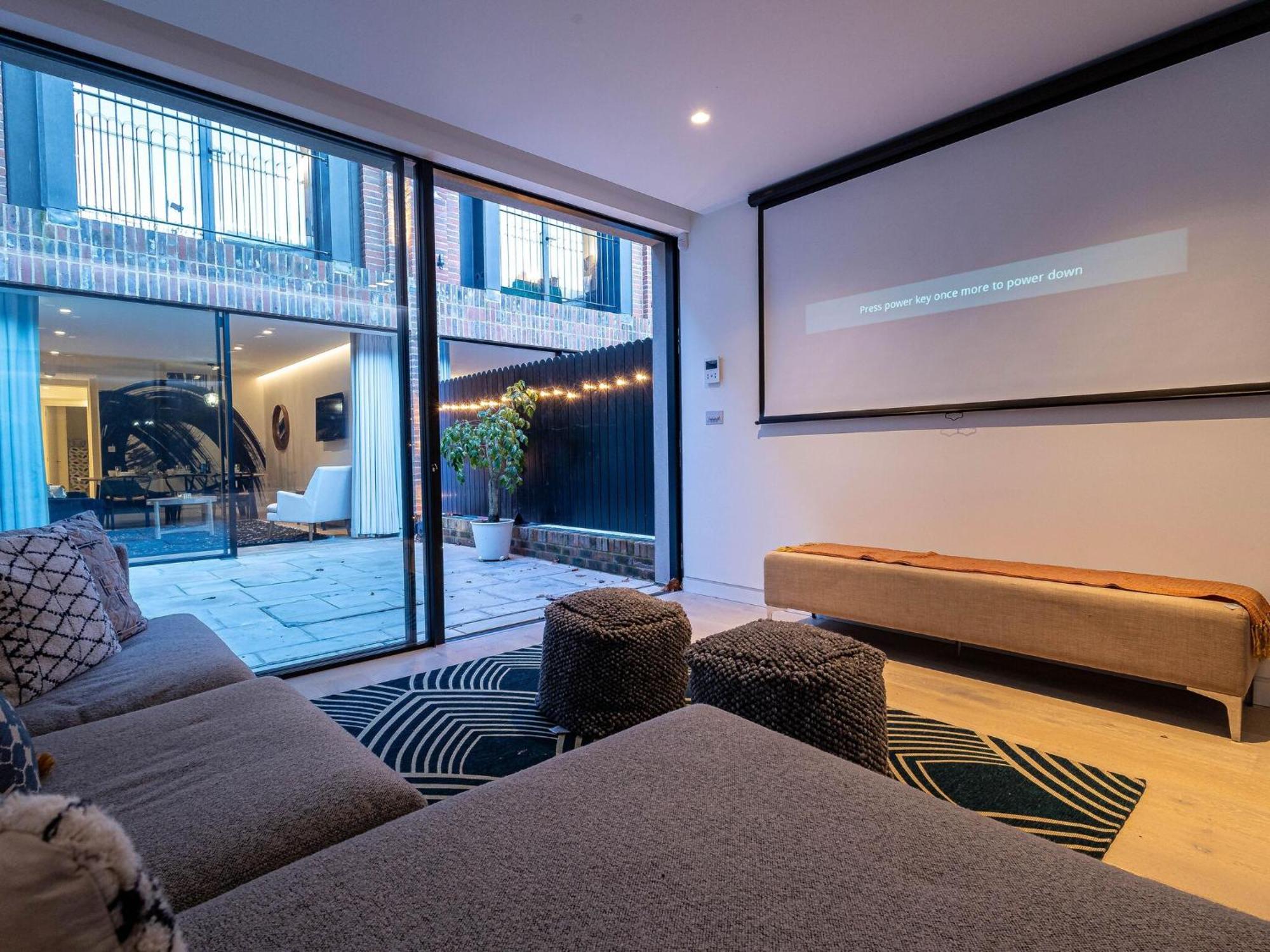 Apartment The Arches Luxurious Three Bedroom Close To Hampstead Heath With Garden Balcony And Courtyard London