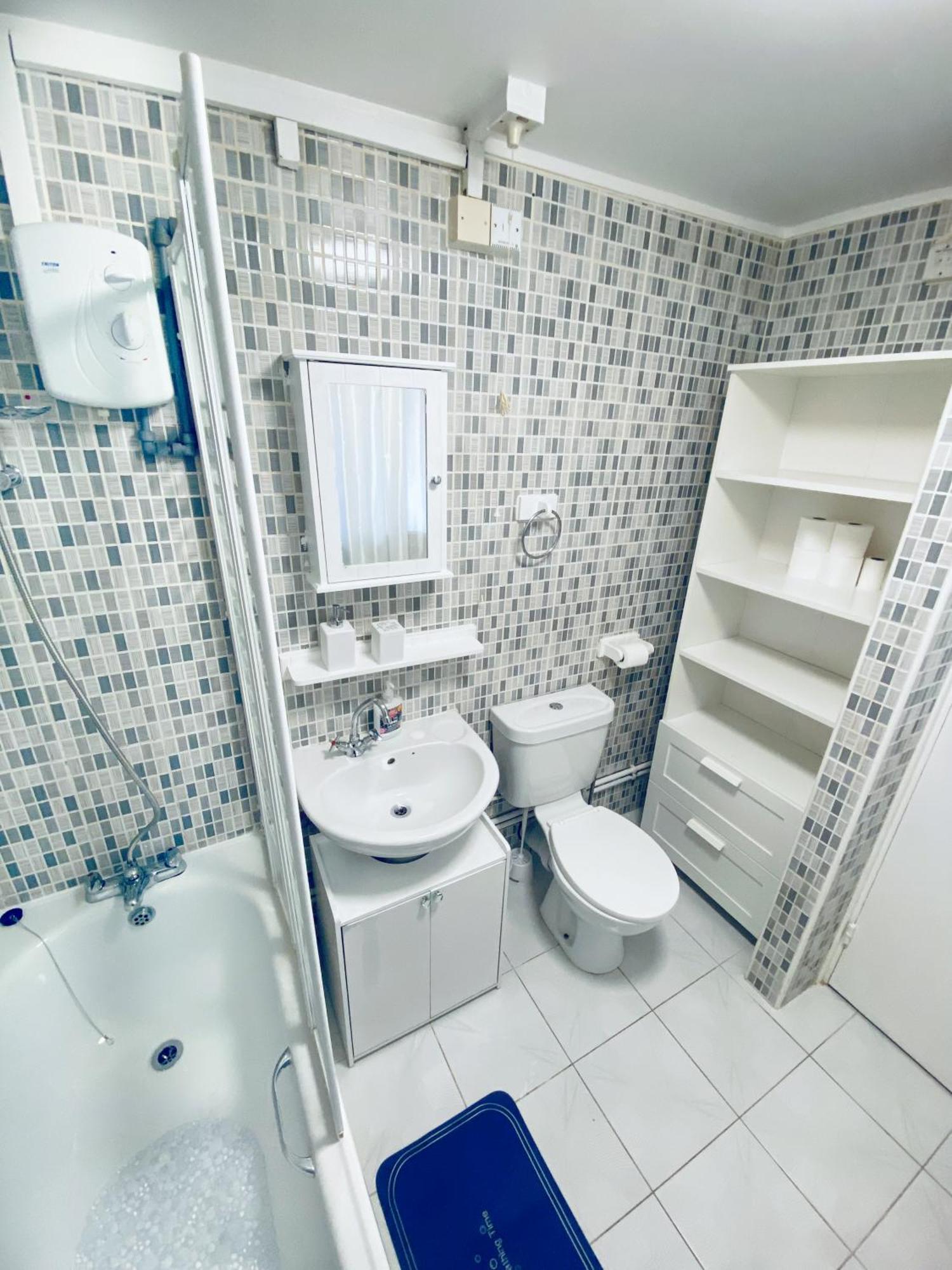Apartment 2 Bedroom Flat, Dalston Junction, *