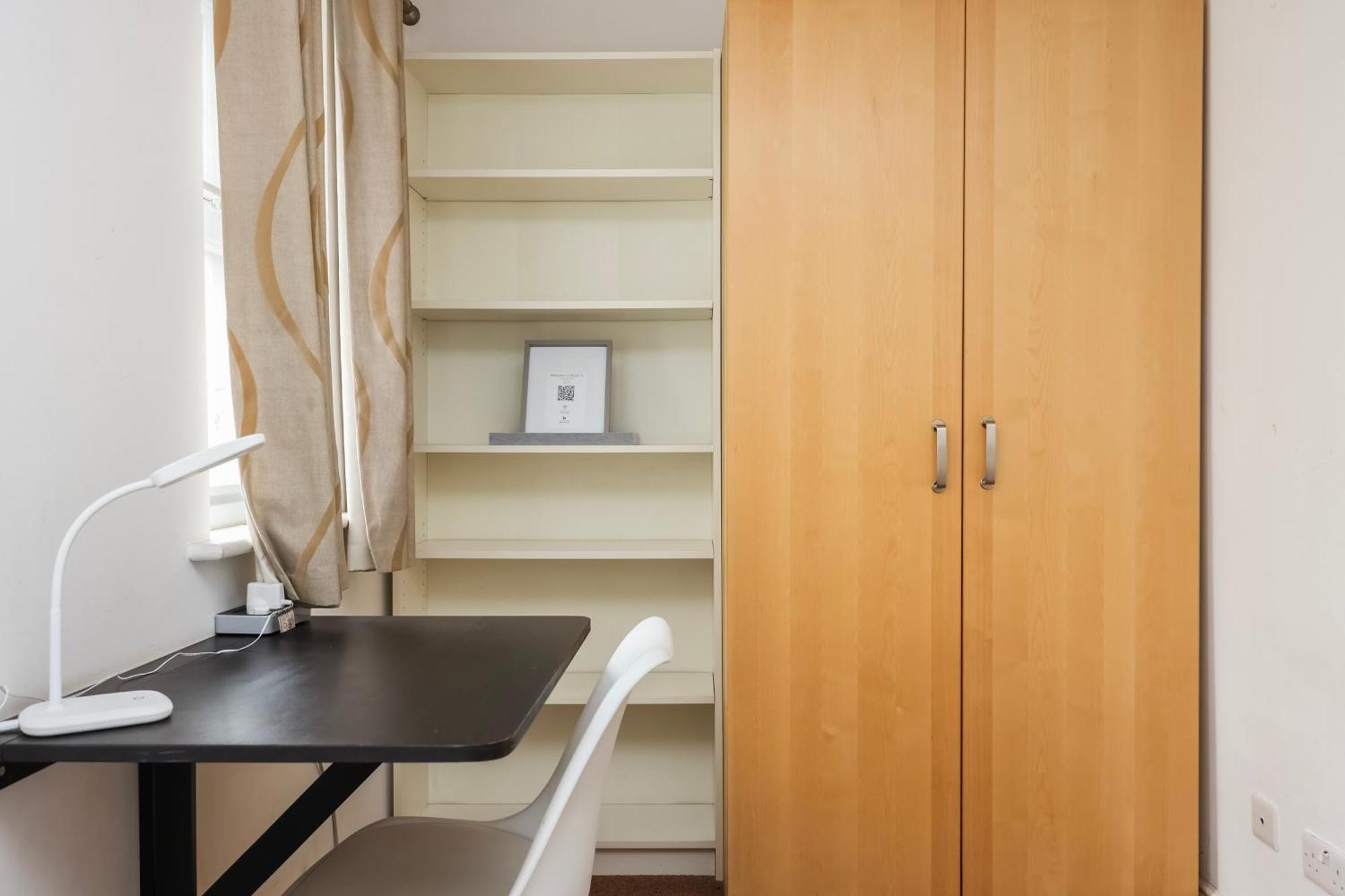 Apartment Vibrant Clapham Double Bedroom *
