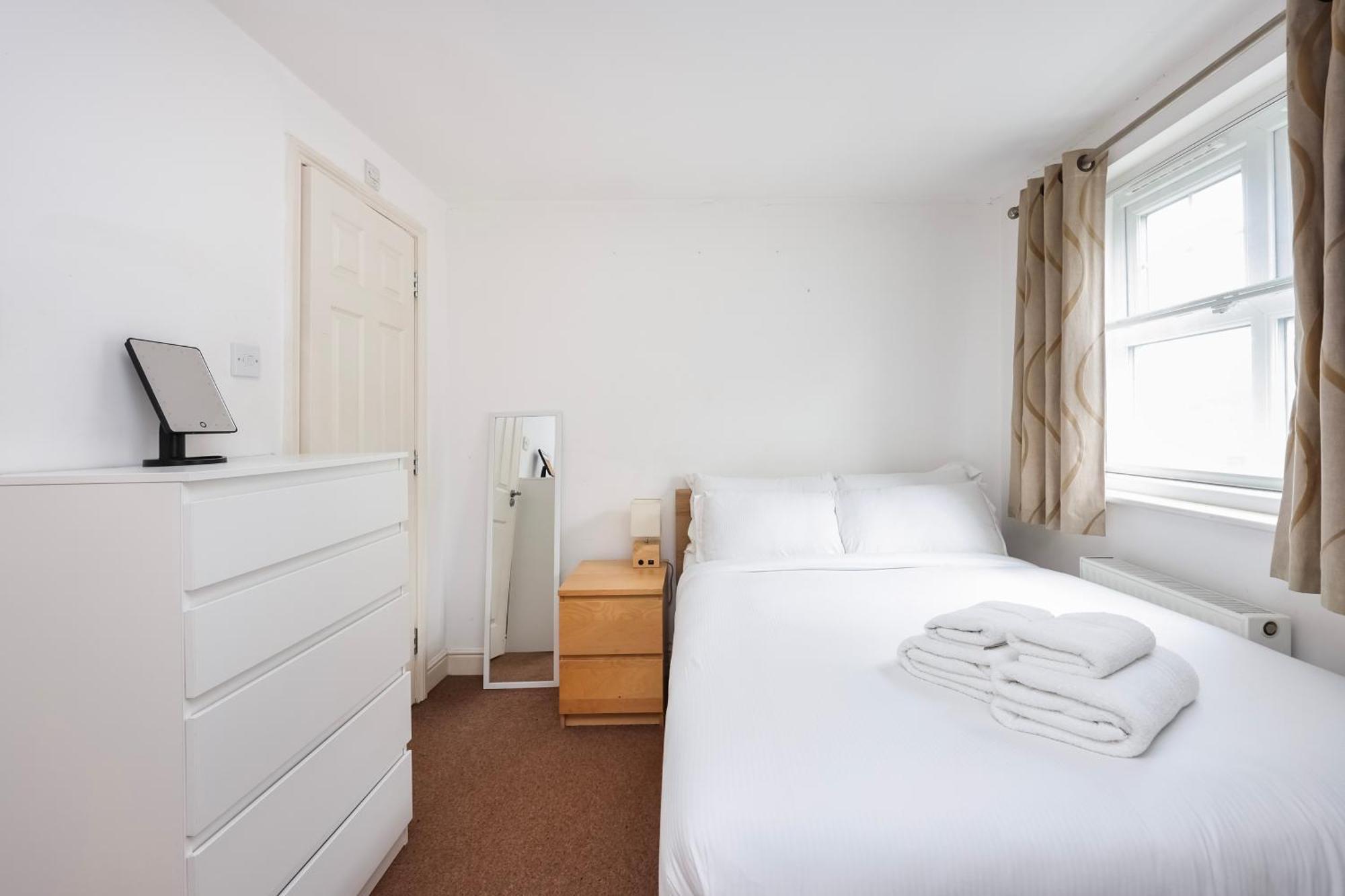 Vibrant Clapham Double Bedroom Apartment London