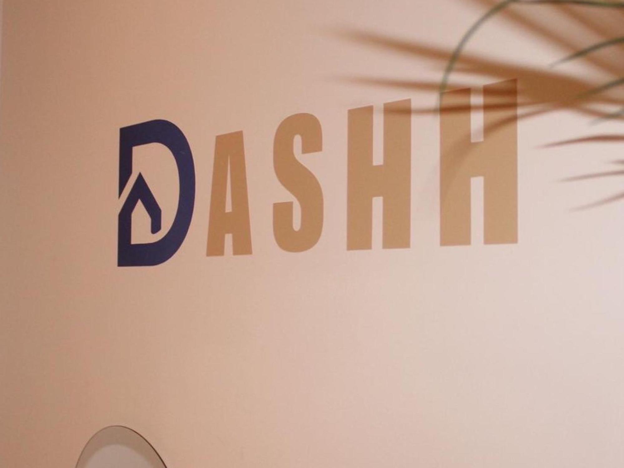 Two Bedroom By Dashh Short Lets & Serviced In Shepherds Bush With Free Wifi * London