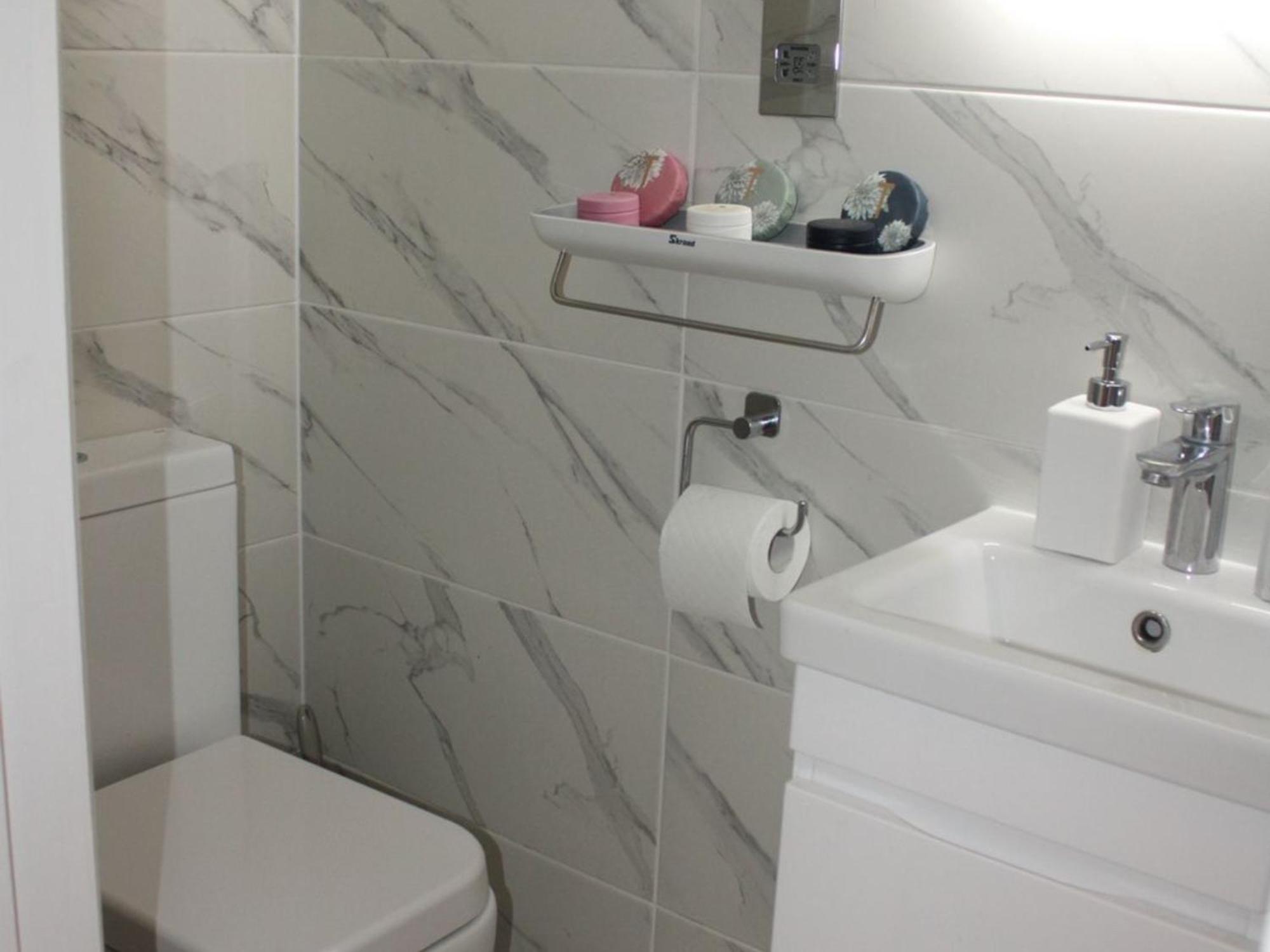 Two Bedroom By Dashh Short Lets & Serviced In Shepherds Bush With Free Wifi *