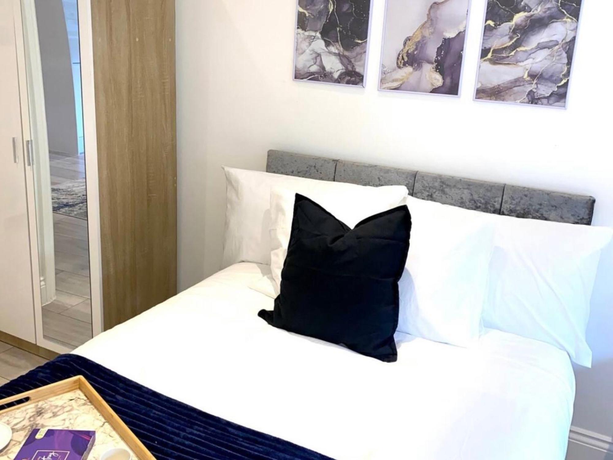 Two Bedroom By Dashh Short Lets & Serviced In Shepherds Bush With Free Wifi *