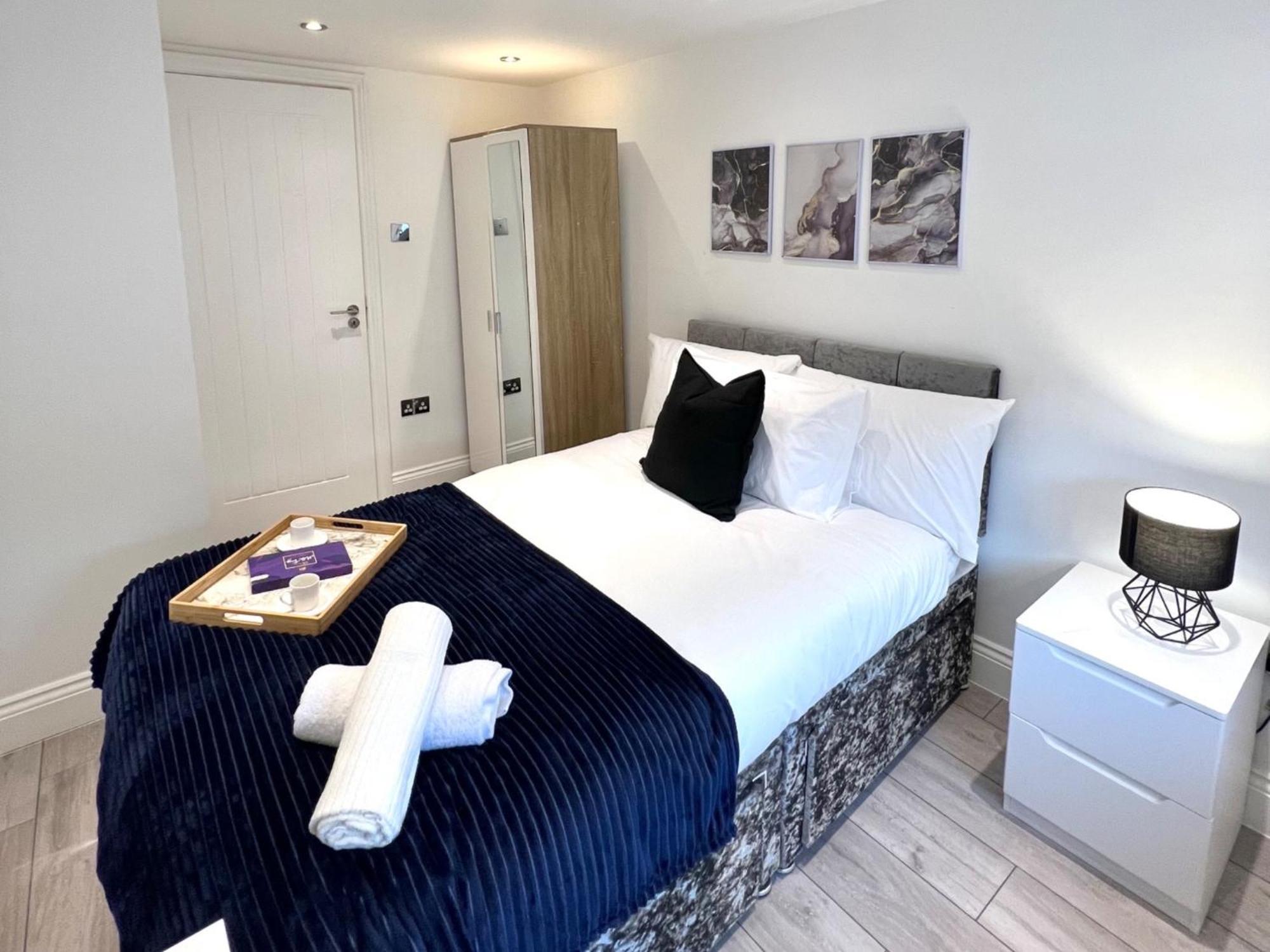 Two Bedroom By Dashh Short Lets & Serviced In Shepherds Bush With Free Wifi * London