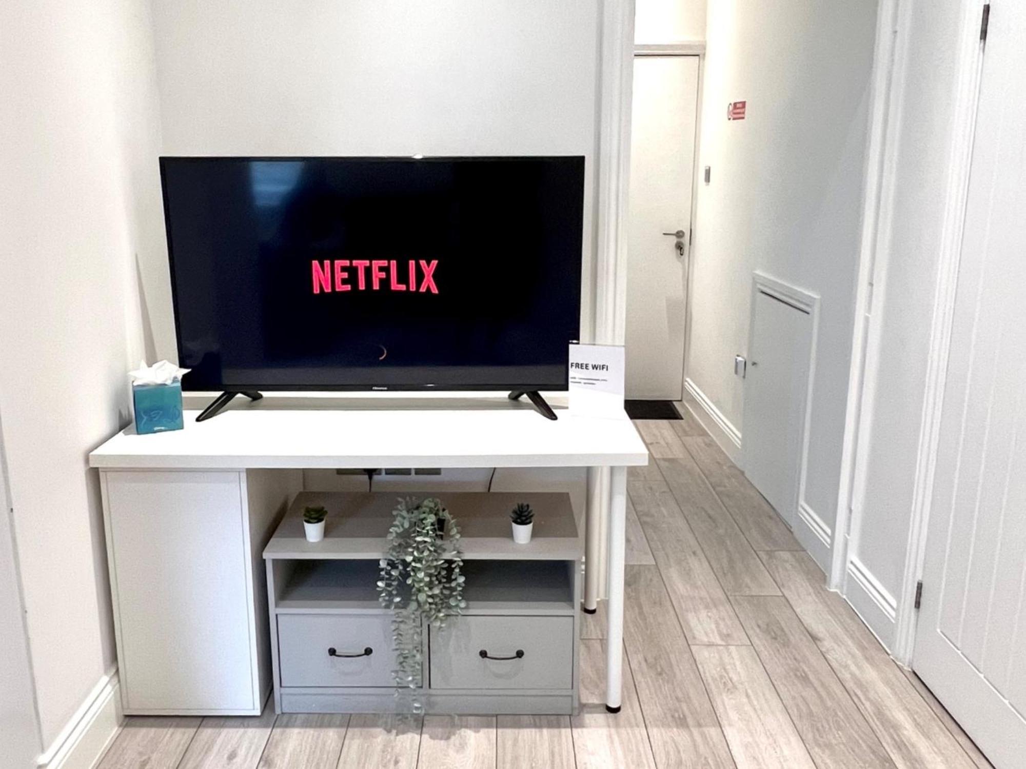 Two Bedroom By Dashh Short Lets & Serviced In Shepherds Bush With Free Wifi London