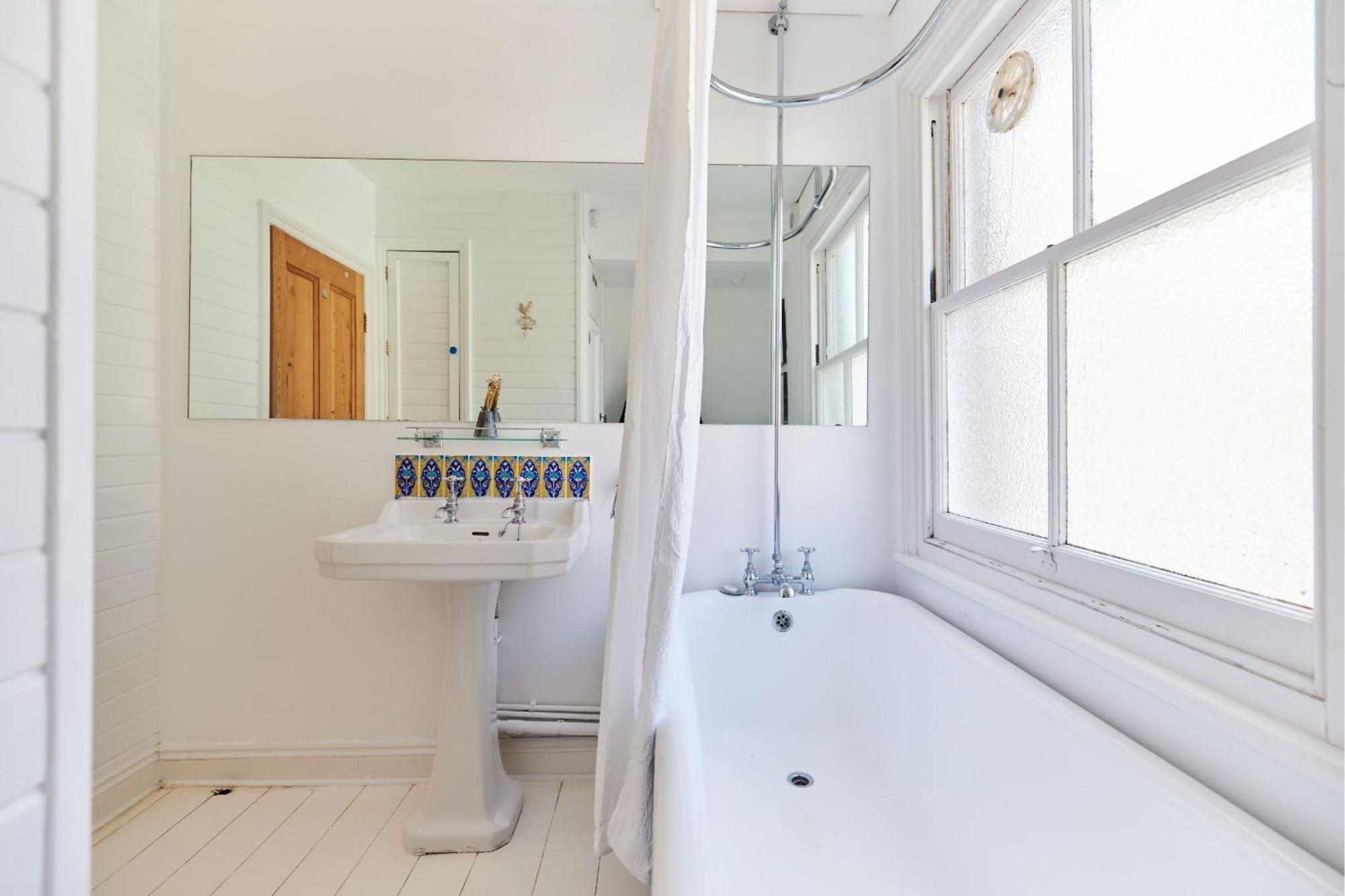 The Hampstead Wonder - Spacious 4bdr House With Balcony London
