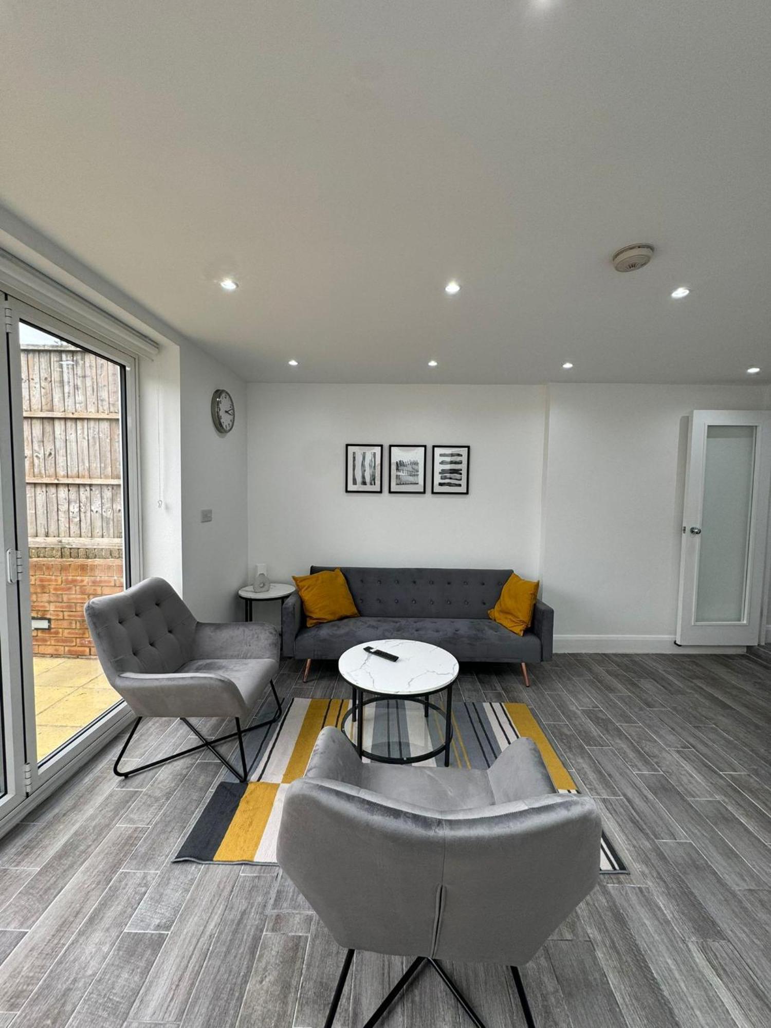 2 Double Bedroom Garden Flat In Acton,london London