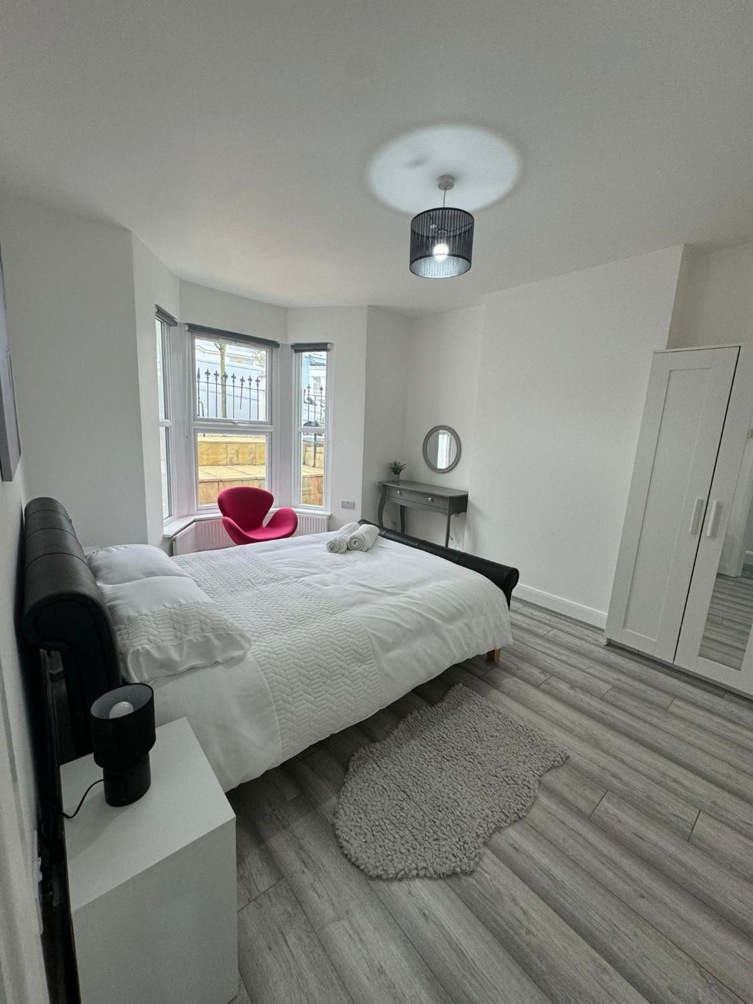 2 Double Bedroom Garden Flat In Acton,london Apartment