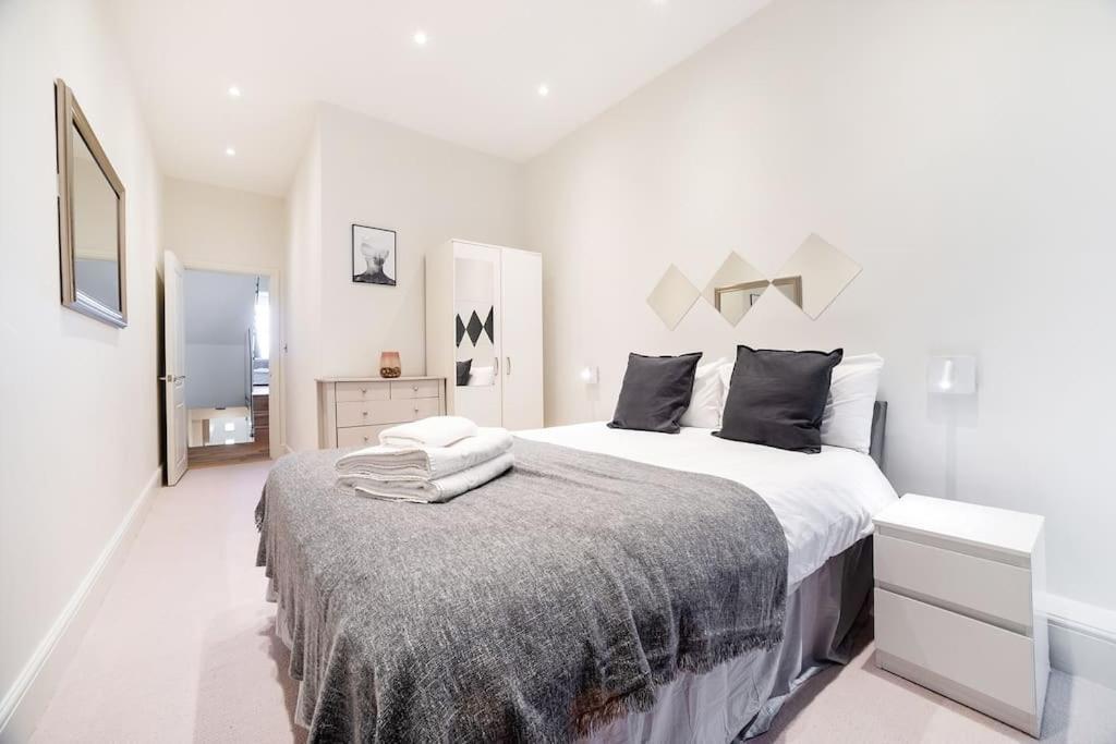 Private Terrace Fulham 3 Bed 2 Baths Apartment *