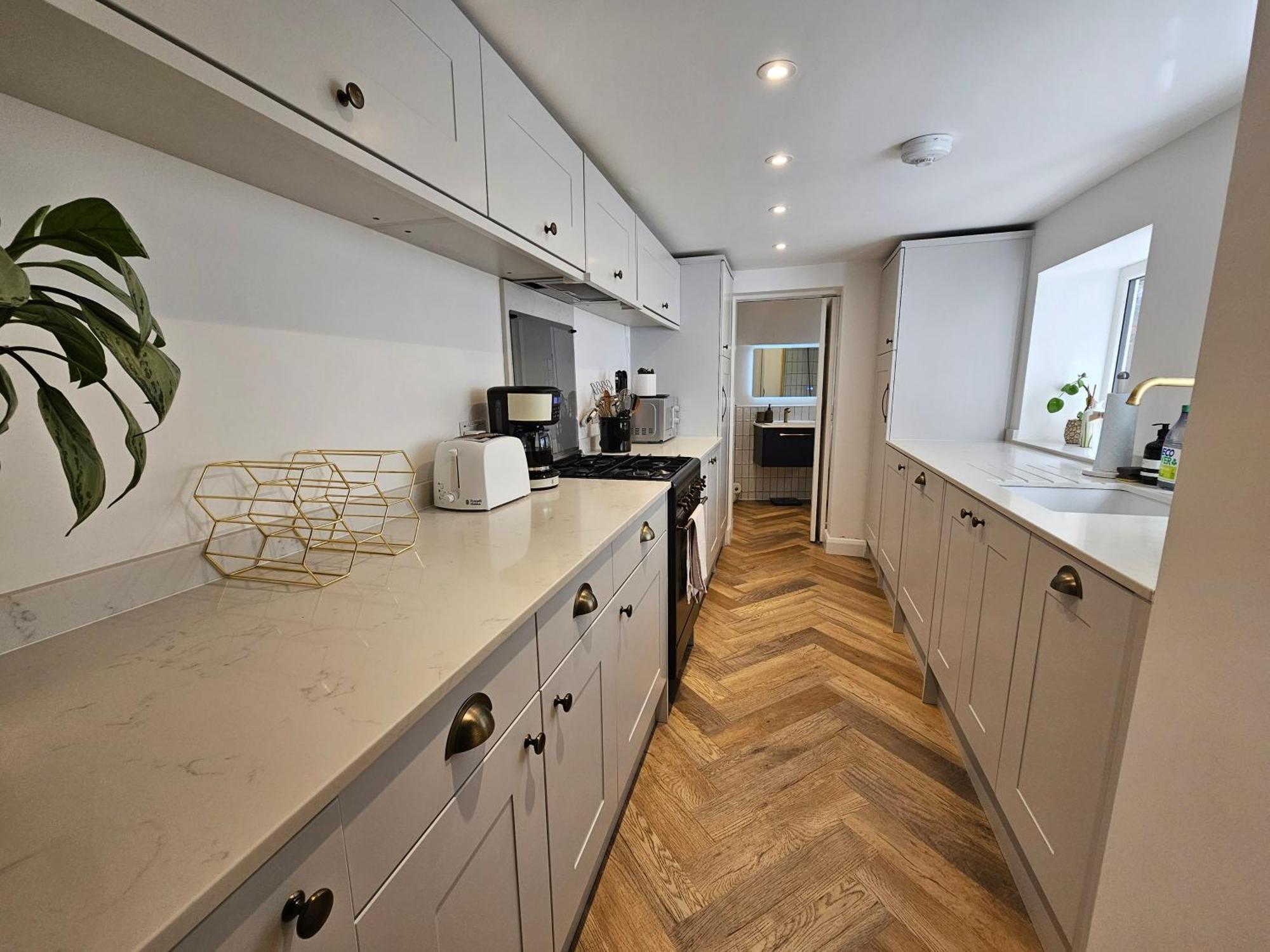 Appartement Spacious & Renovated 1-bed Garden Flat In