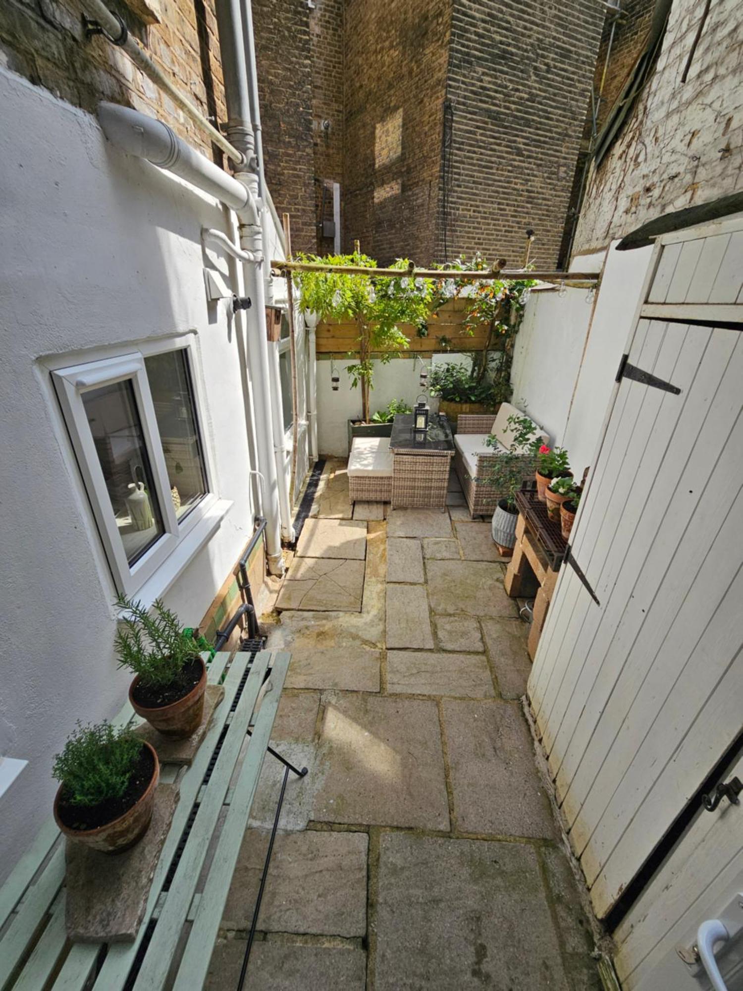 Spacious & Renovated 1-bed Garden Flat In Appartement