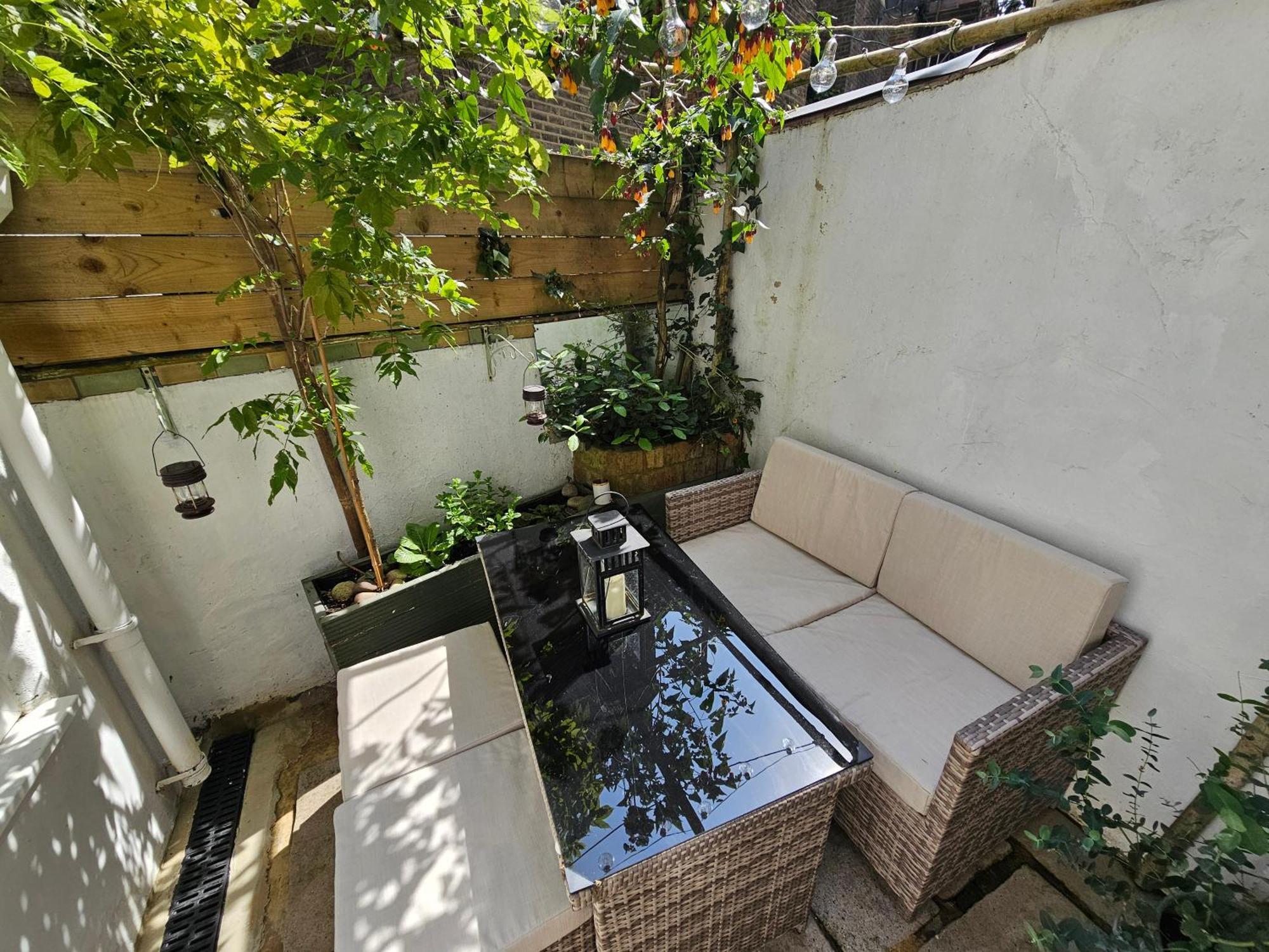Spacious & Renovated 1-bed Garden Flat In *