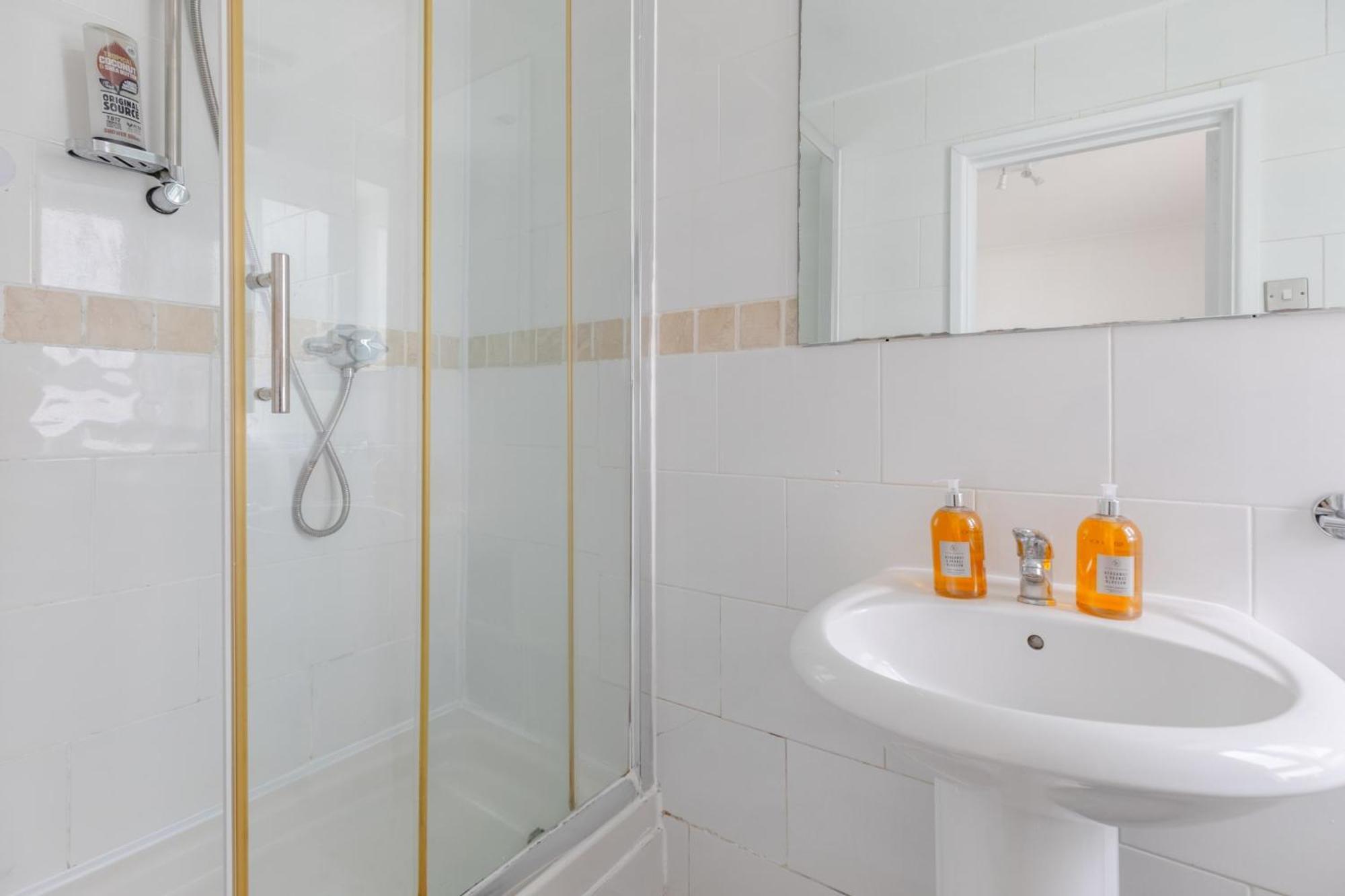 Spacious 3bd Flat Close To Tube - Fulham! * London