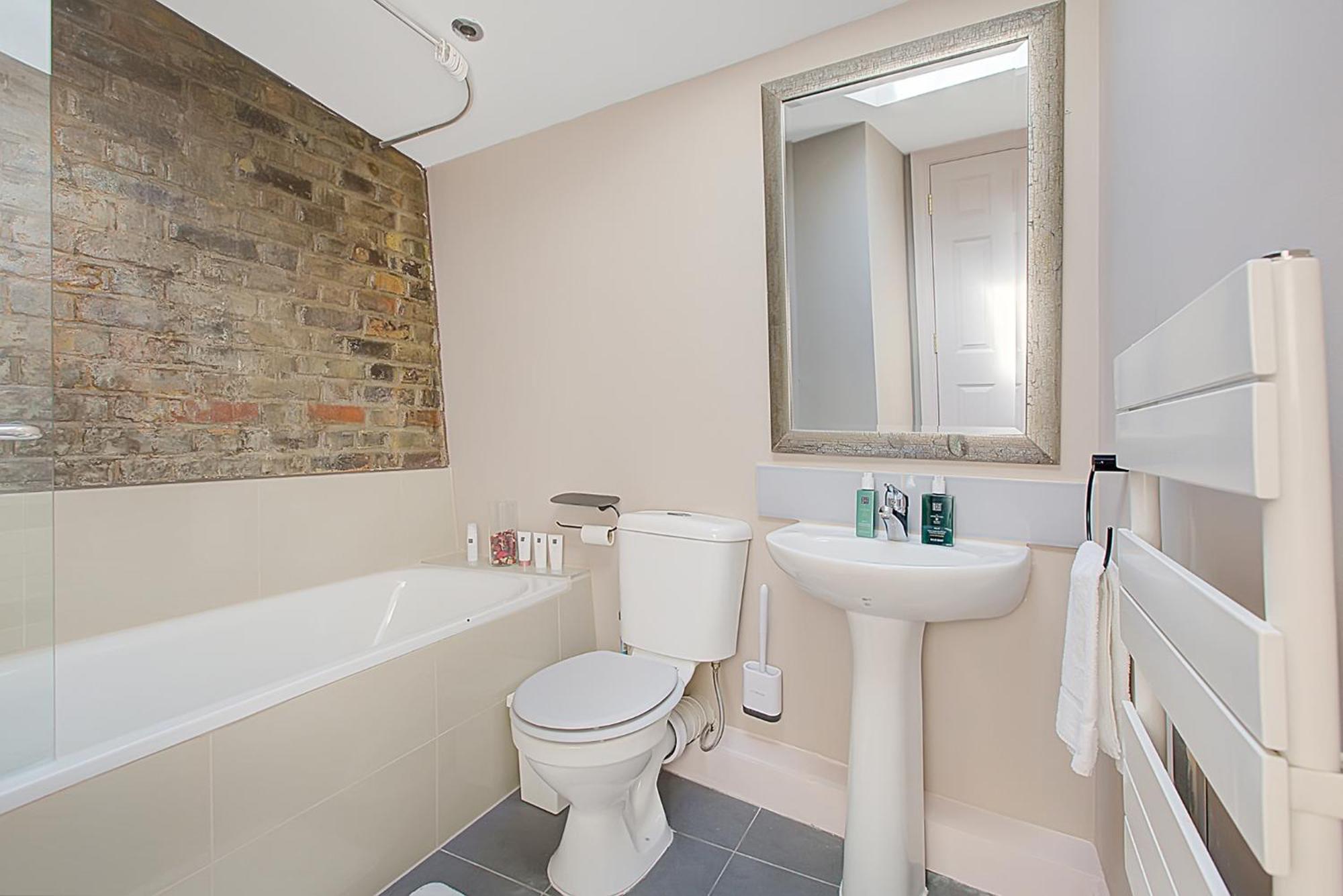 Old Street Iconic Warehouse Style 4 Bedroom 2 Bath House Prime Location * Londen