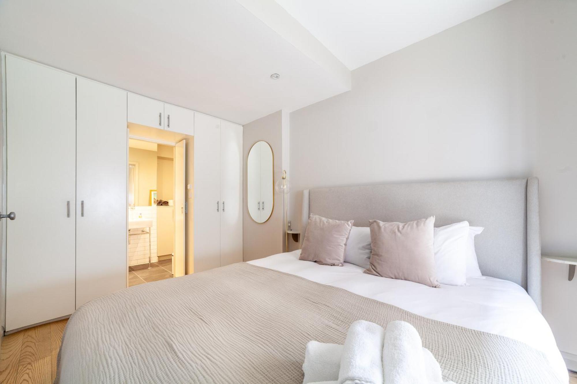 Stylish & Central 2-bed, 2-bath In Notting Hill