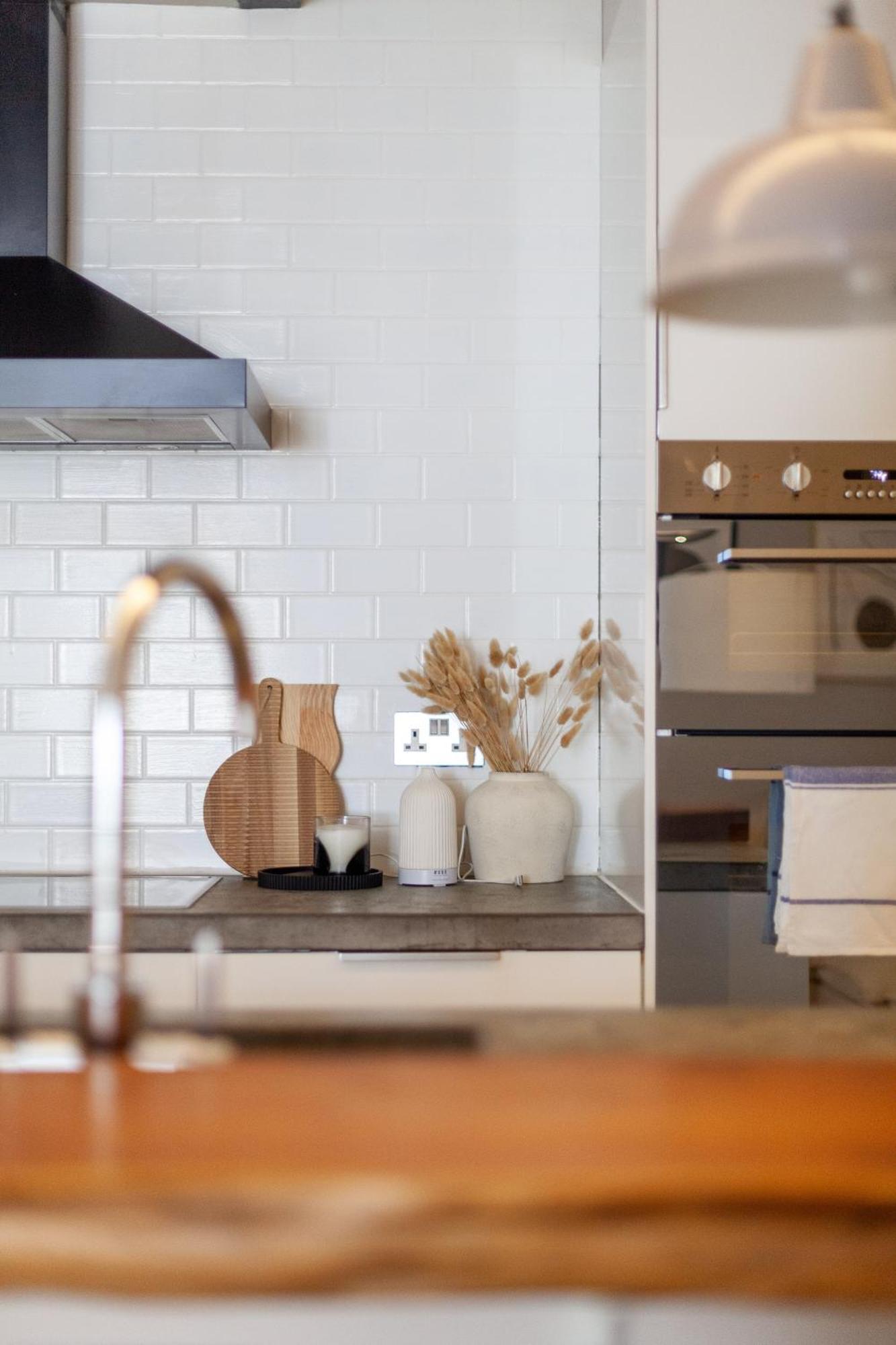 Stylish & Central 2-bed, 2-bath In Notting Hill London