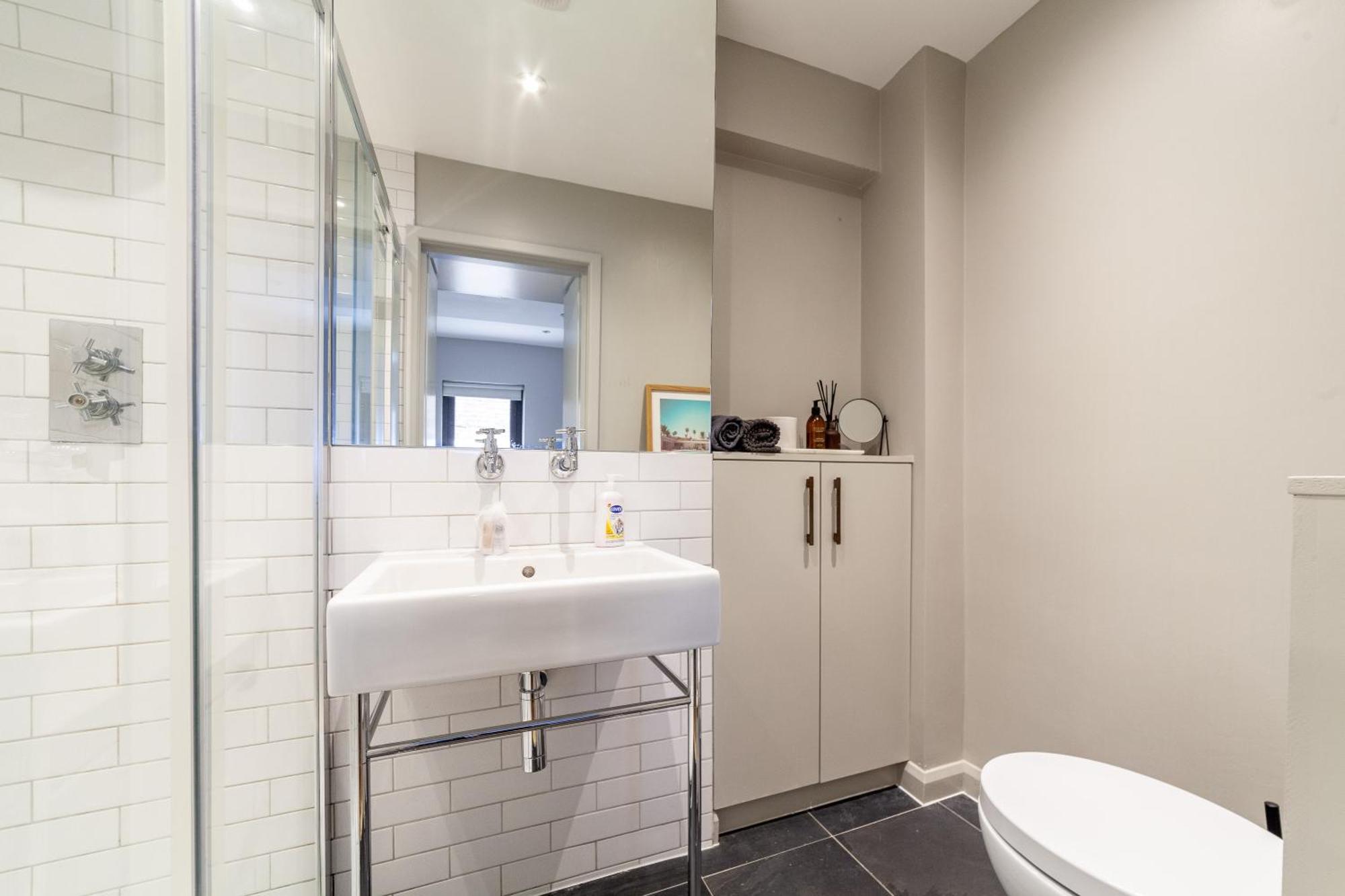 Apartment Stylish & Central 2-bed, 2-bath In Notting Hill