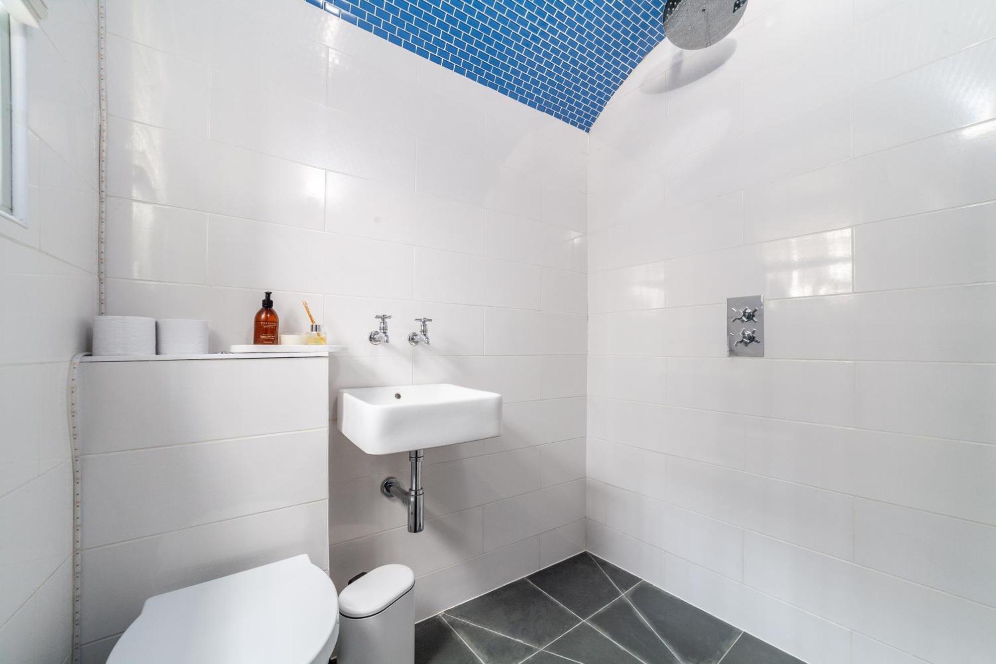 Stylish & Central 2-bed, 2-bath In Notting Hill Apartment *