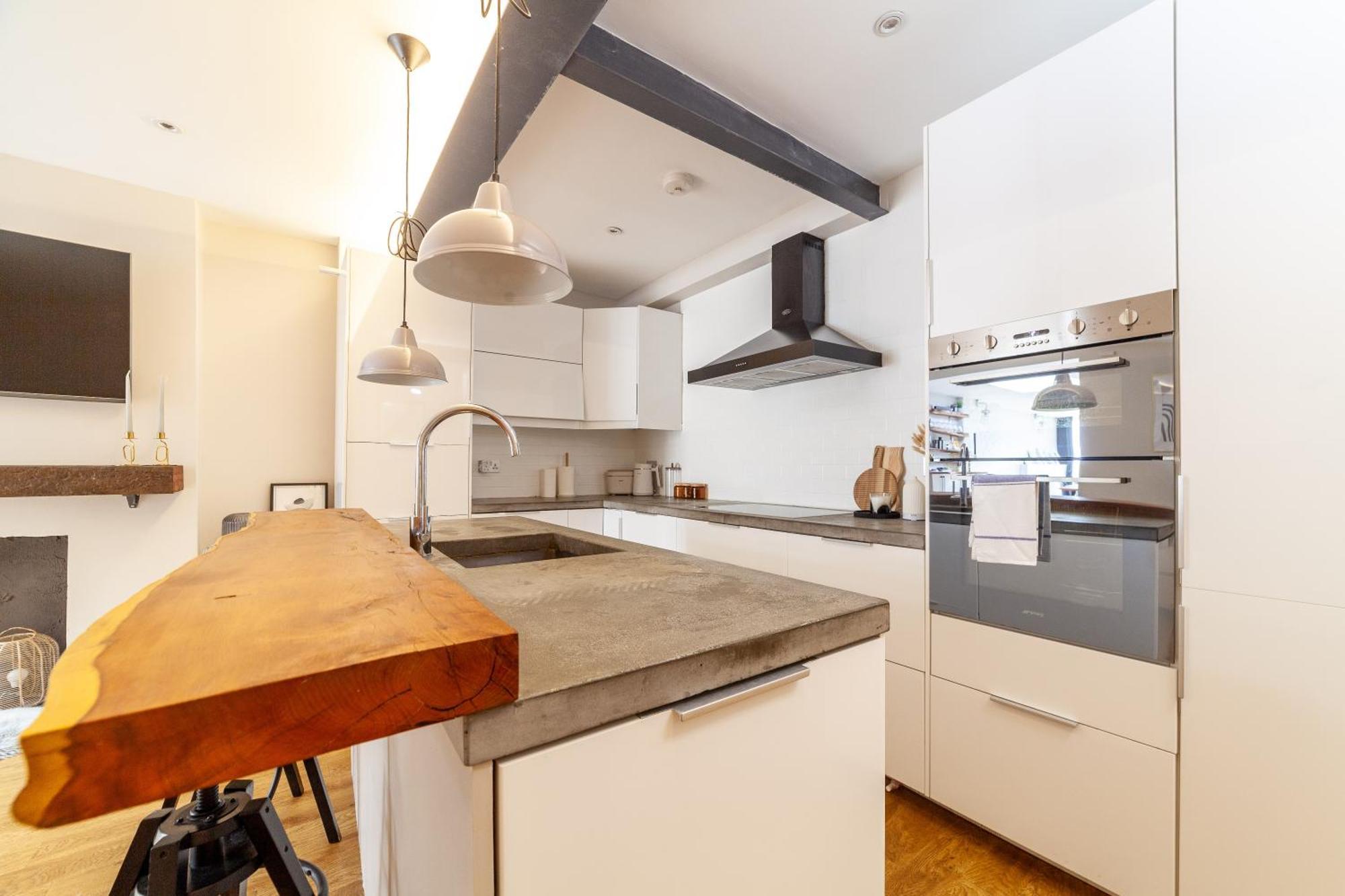 Stylish & Central 2-bed, 2-bath In Notting Hill London