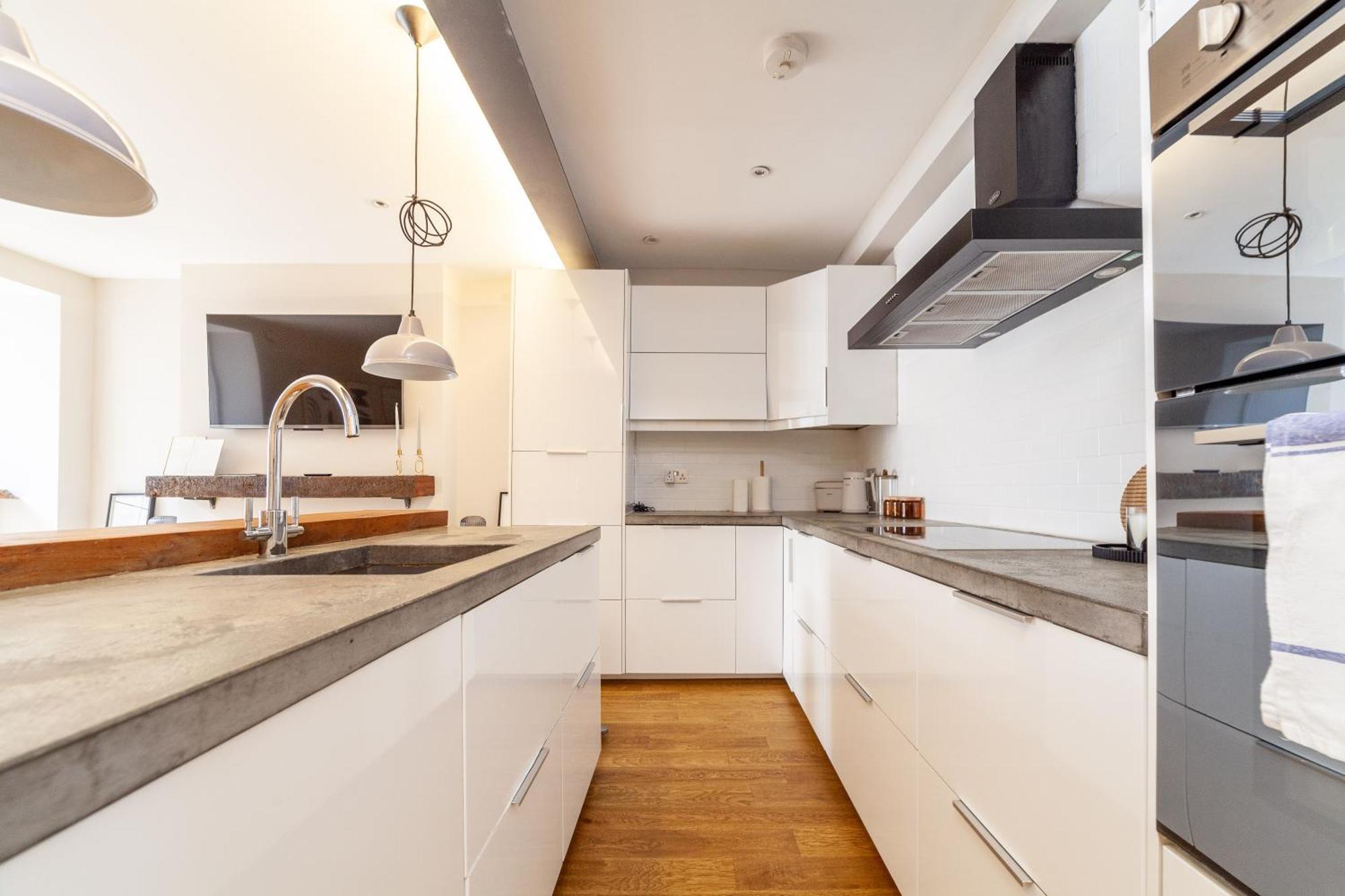 Stylish & Central 2-bed, 2-bath In Notting Hill Apartment