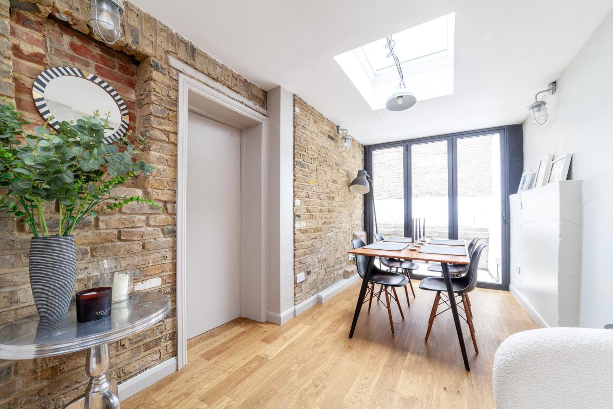 Stylish & Central 2-bed, 2-bath In Notting Hill London