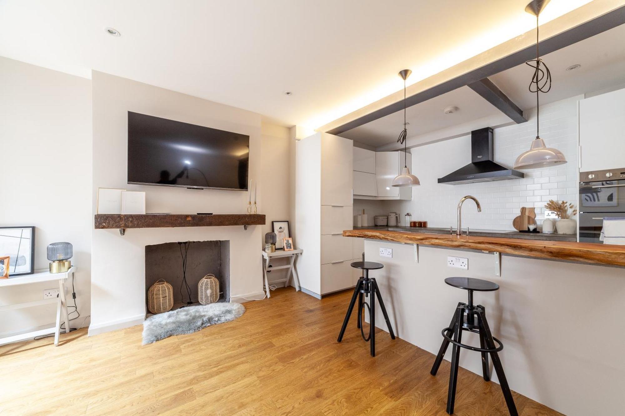 Stylish & Central 2-bed, 2-bath In Notting Hill Apartment *