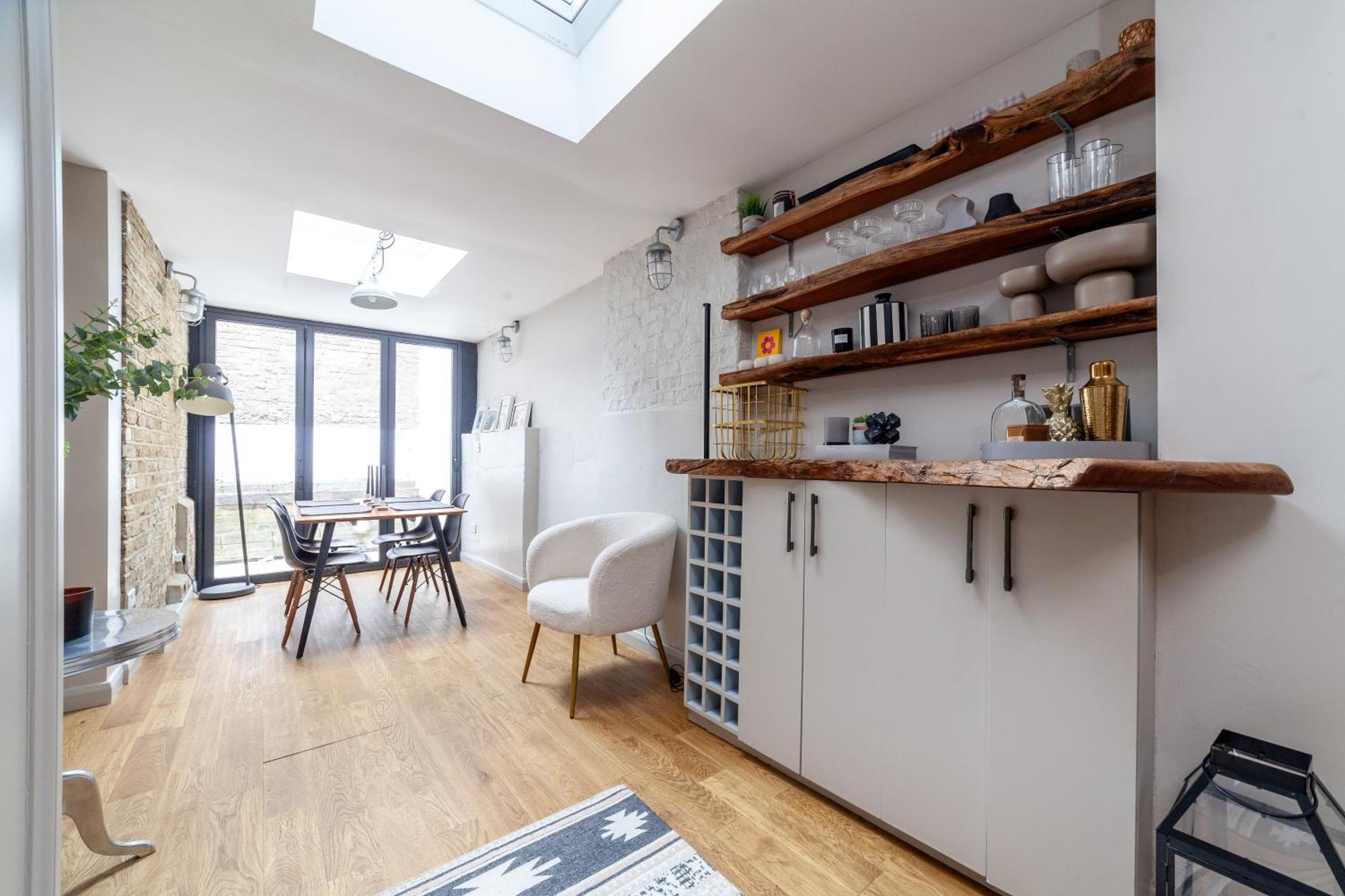 Stylish & Central 2-bed, 2-bath In Notting Hill London