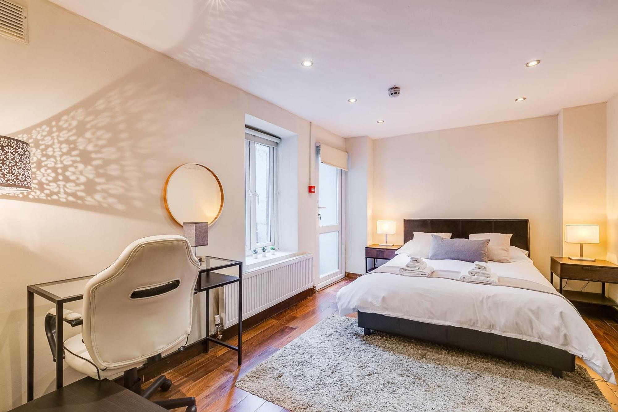 Entire Family - 2bd2bth Earl's Court Apartment