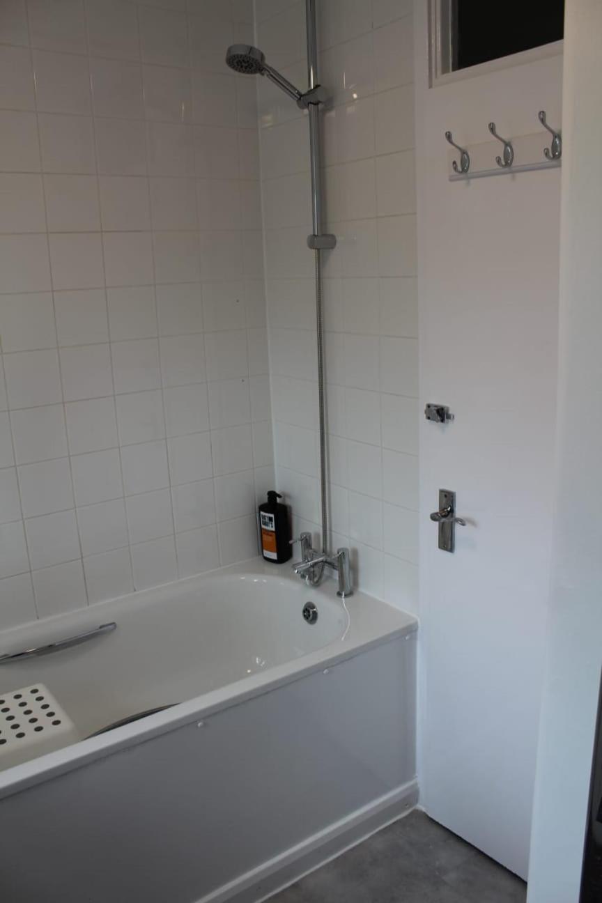 2 Bedroom Entire Flat 2 Minutes From Underground London