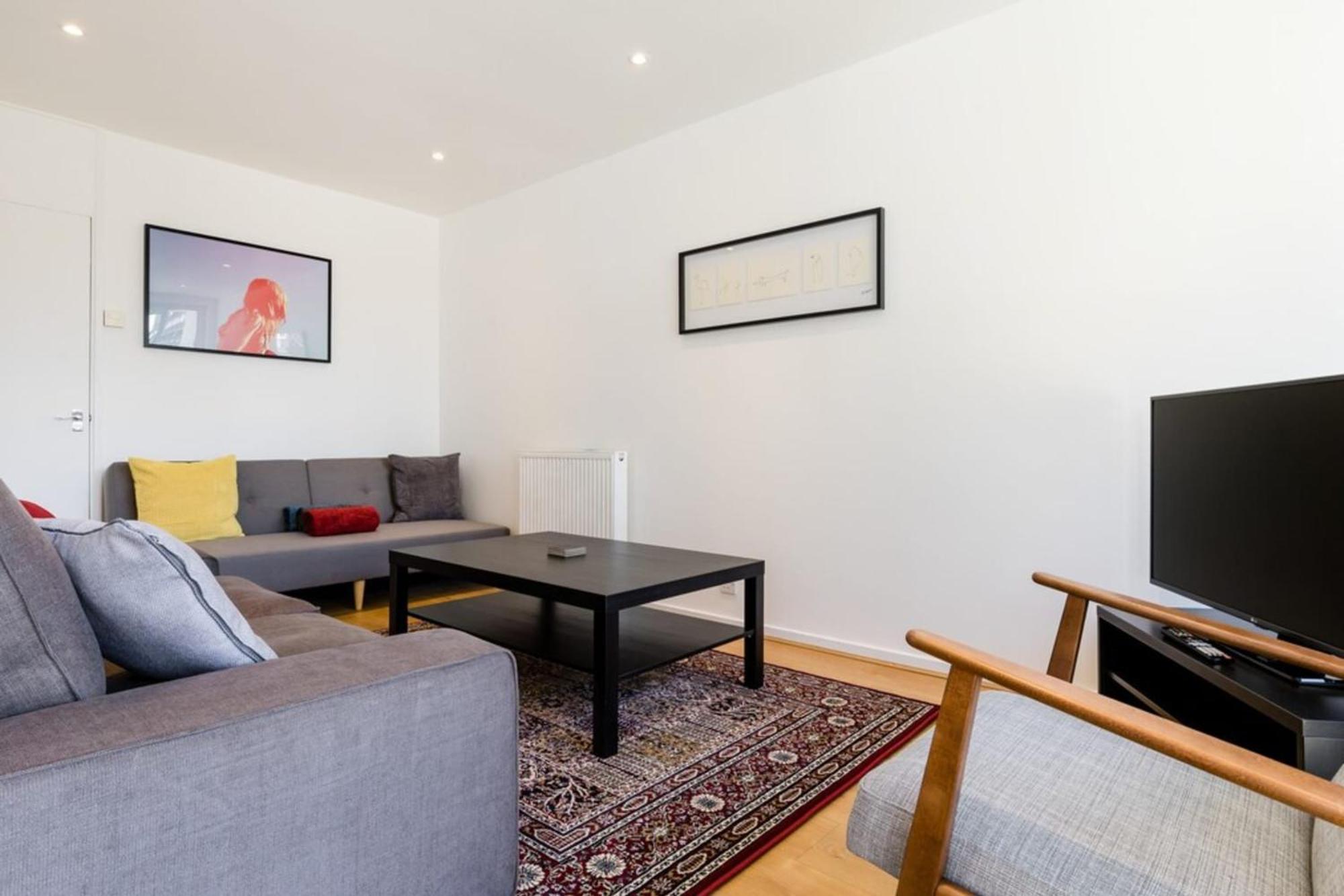 Cosy 4 Bed In London- Sleeps 8 * London