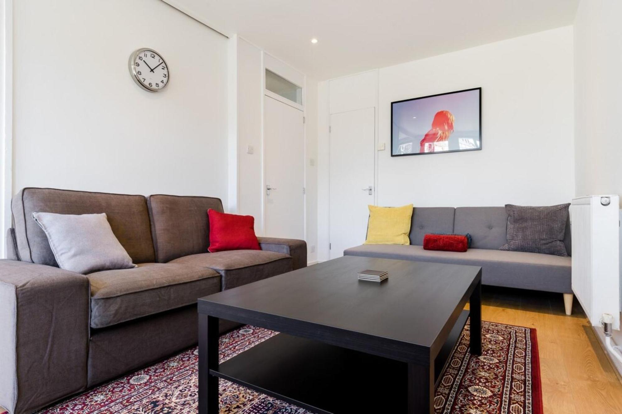 Cosy 4 Bed In London- Sleeps 8 Apartment *