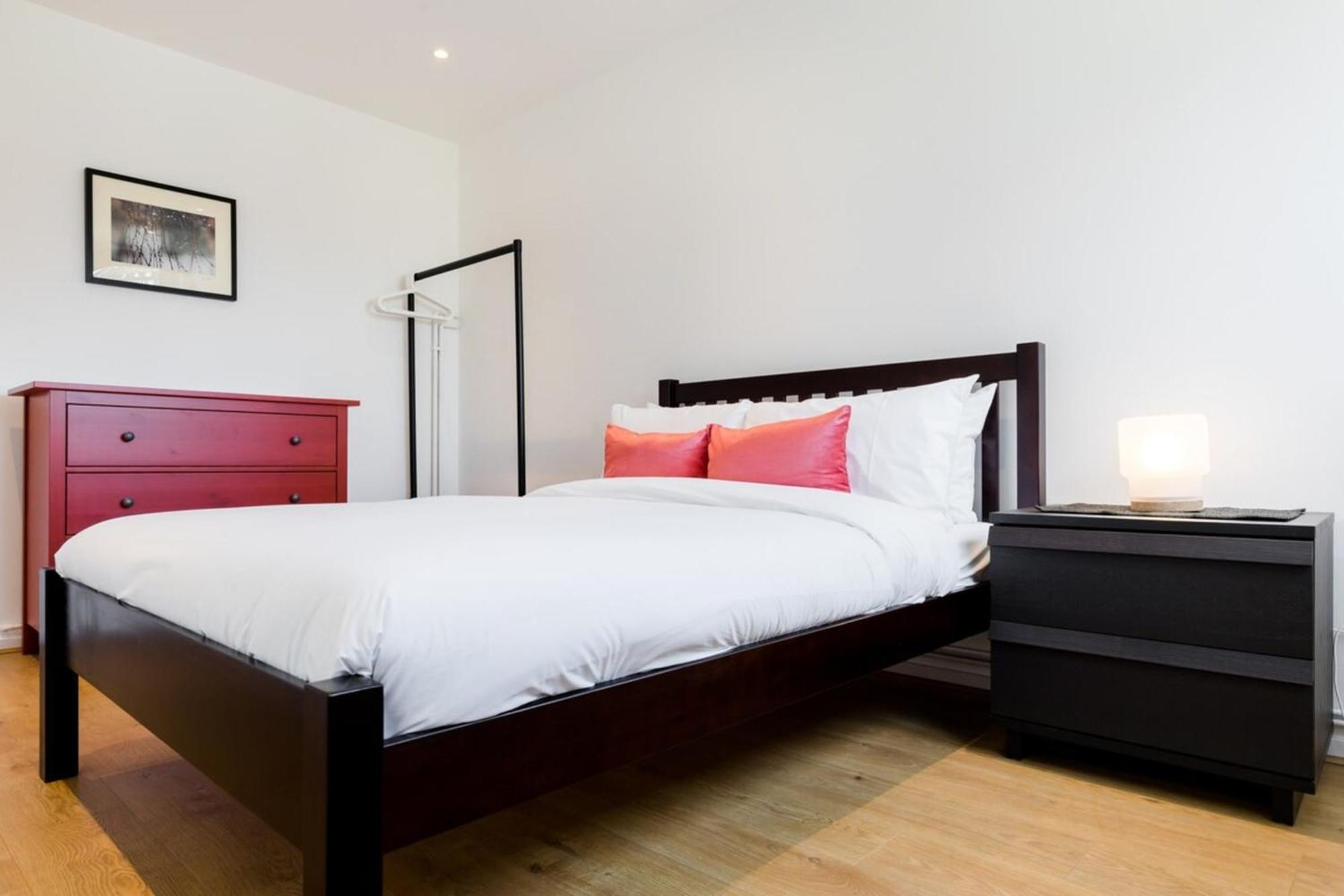 Cosy 4 Bed In London- Sleeps 8 Apartment London
