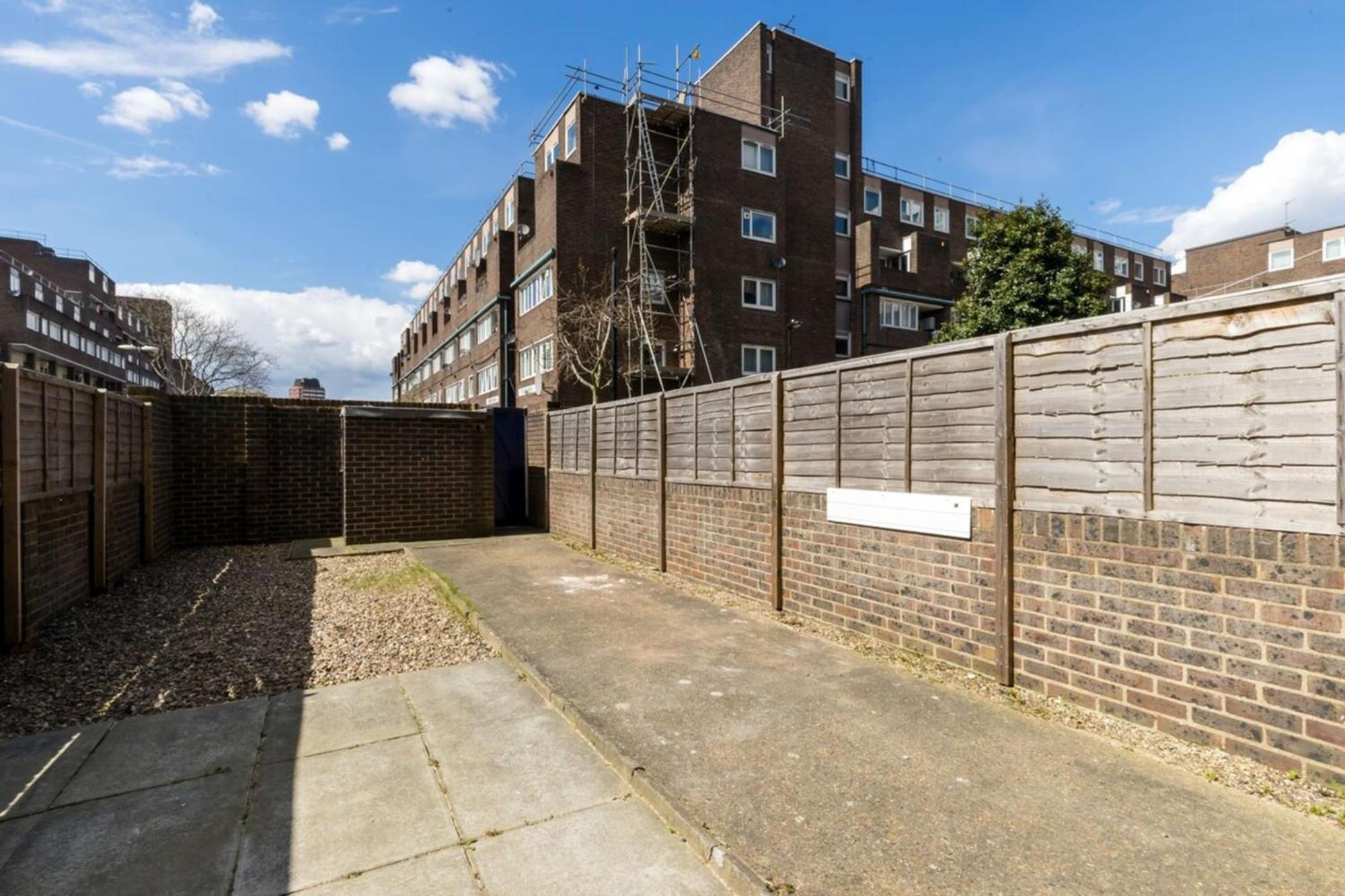 Cosy 4 Bed In London- Sleeps 8 London