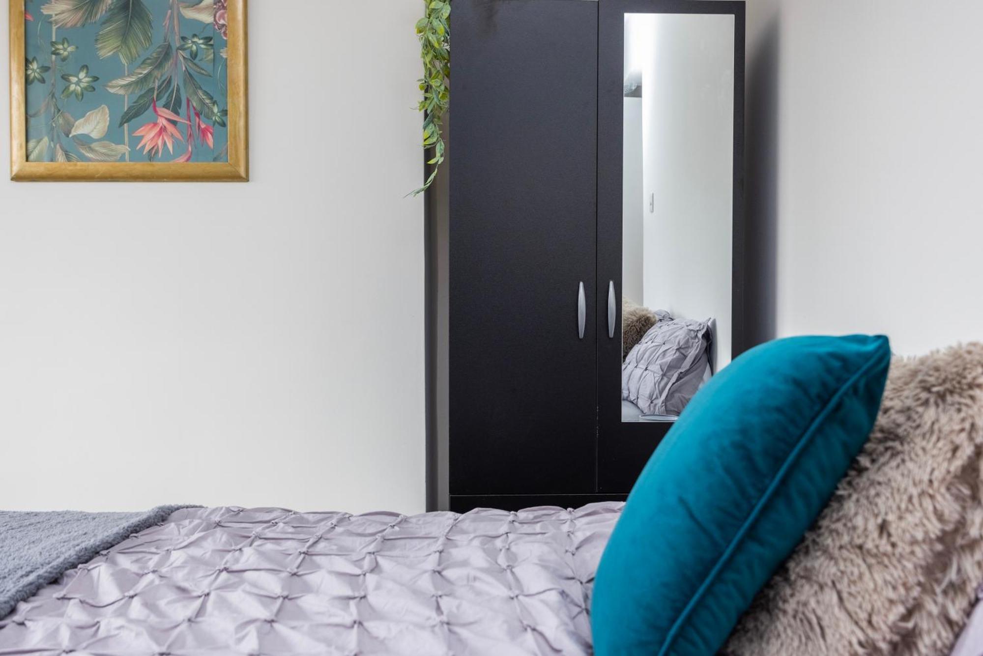 Excel O2 Stunning Large 3 Bedroom With Balcony * Londen