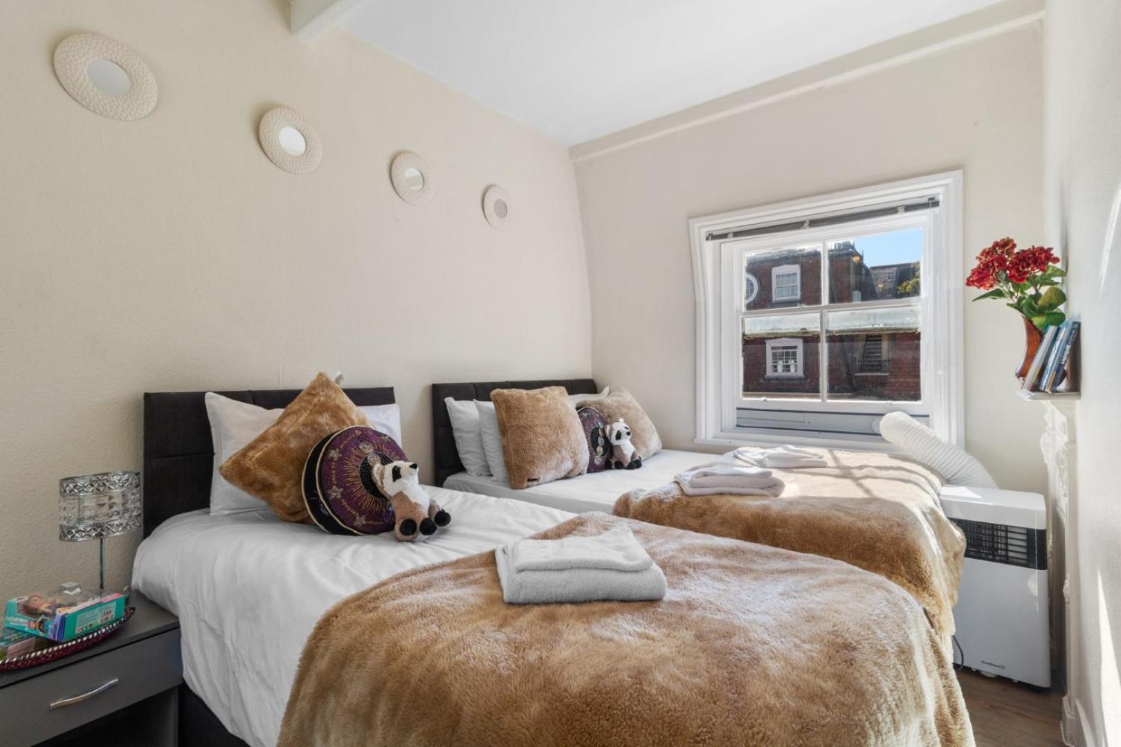 Luxury 2 Bed In The Heart Of Mayfair Your Stylish Retreat 4th Floor No Lift Appartement *