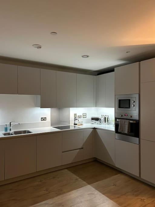 Luxury 2 Bed 2 Bath Cntrl Apartment *