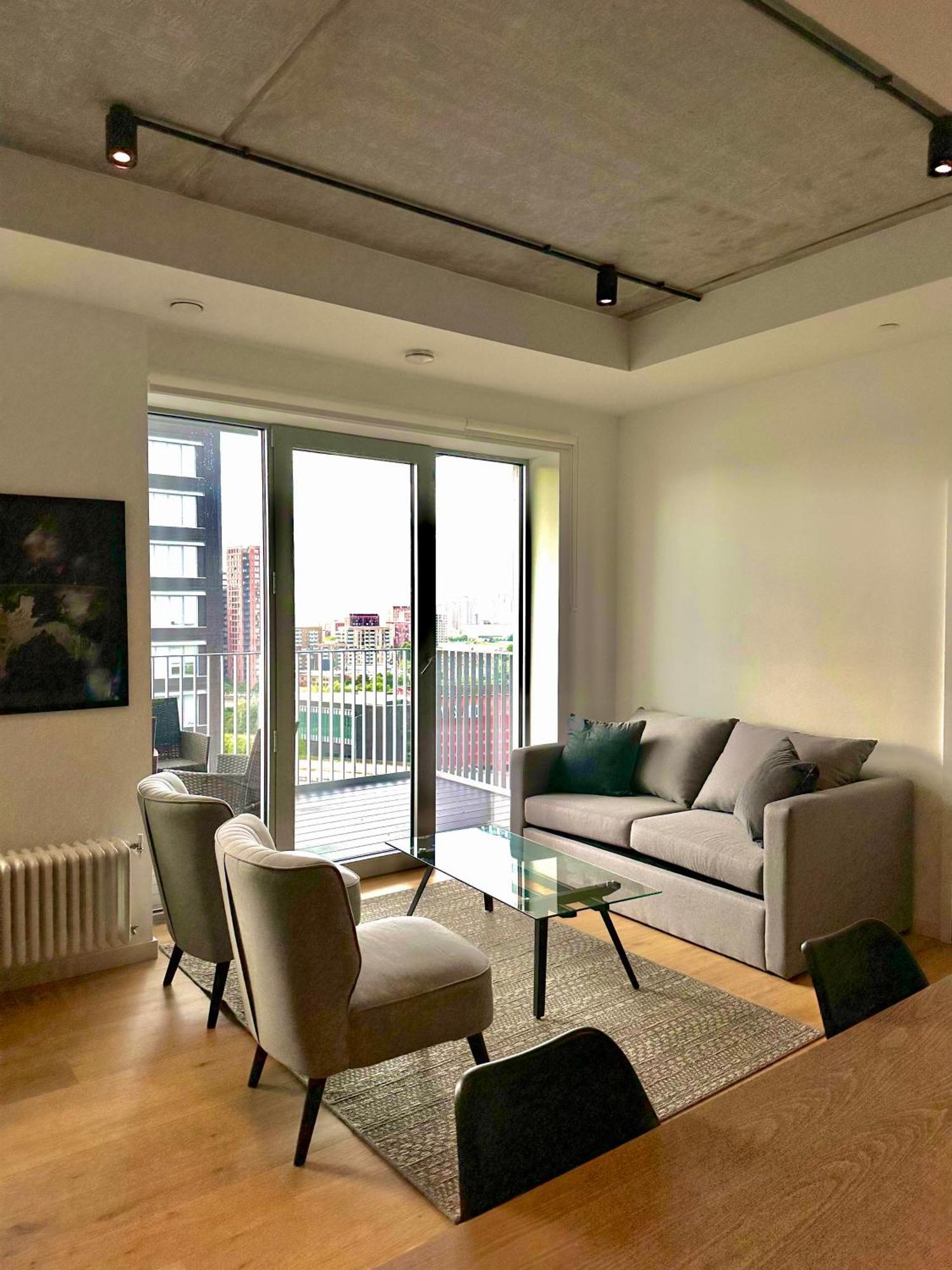 Beautiful View To Canary Wharf , O2 Arena , Near By Excel 3-beds Apartamento Londres