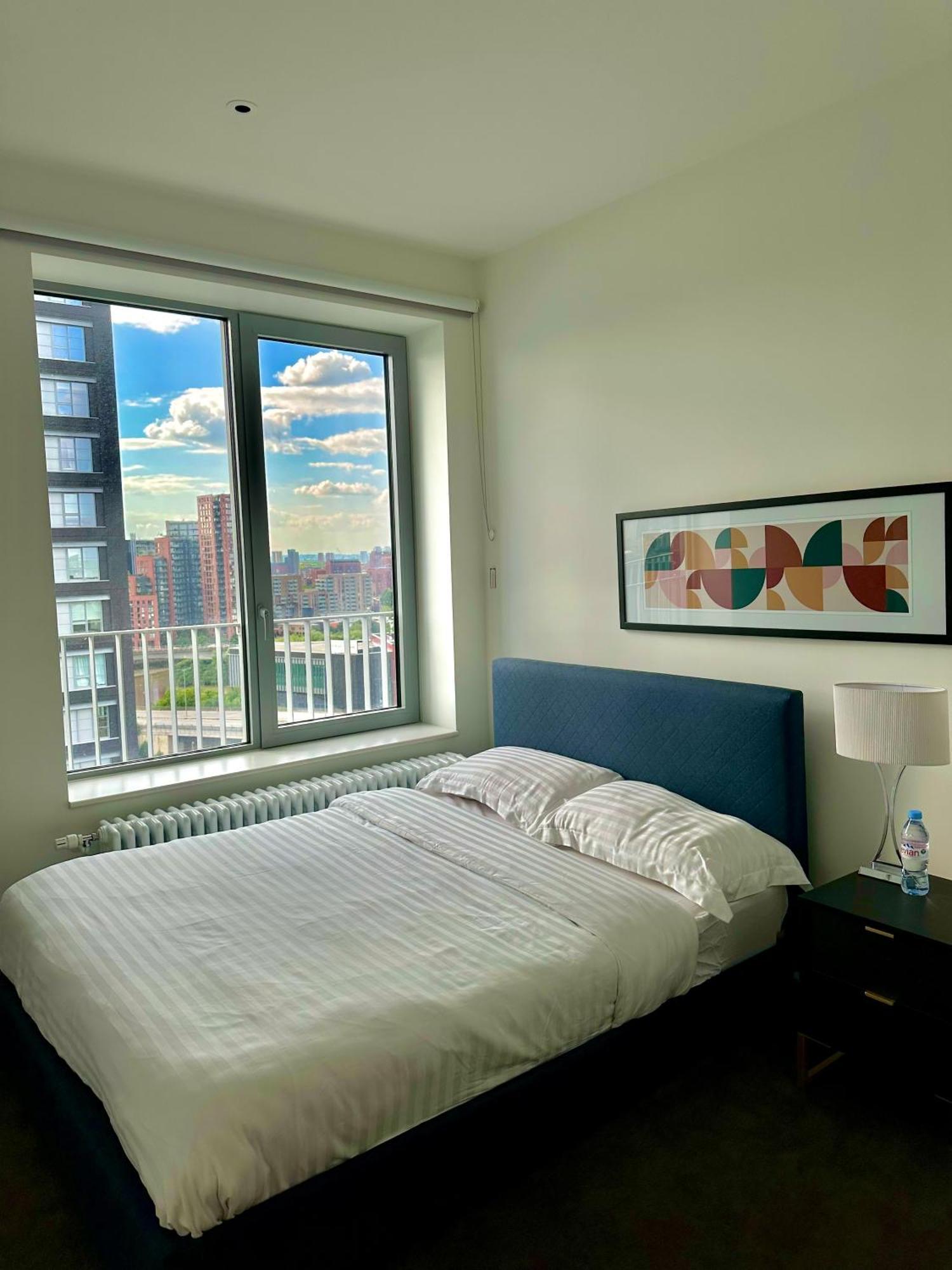Beautiful View To Canary Wharf , O2 Arena , Near By Excel 3-beds Apartamento Londres