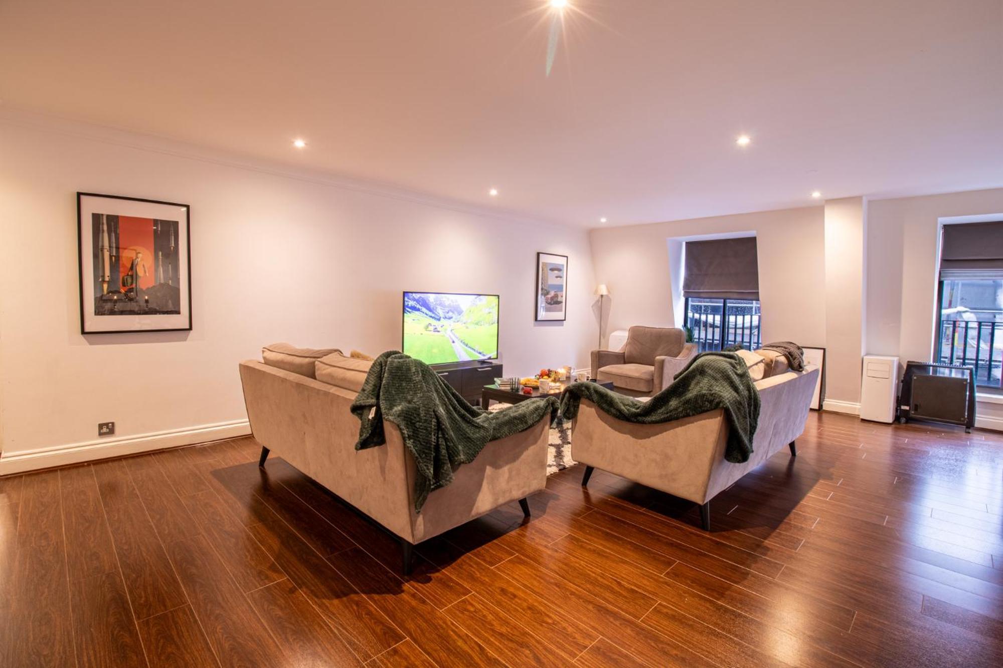 Appartement Spacious 2 Bedroom Flat With Pool Table Opposite Green Park 7 Londen