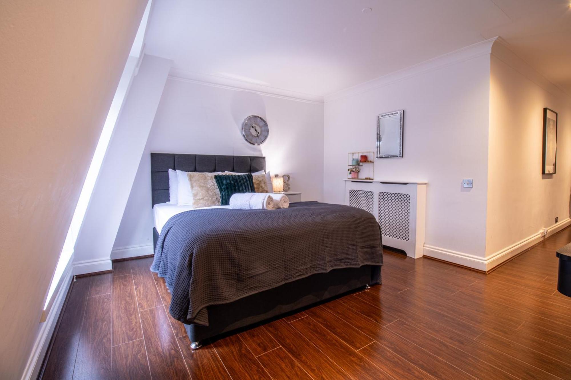 Spacious 2 Bedroom Flat With Pool Table Opposite Green Park 7 * Londen