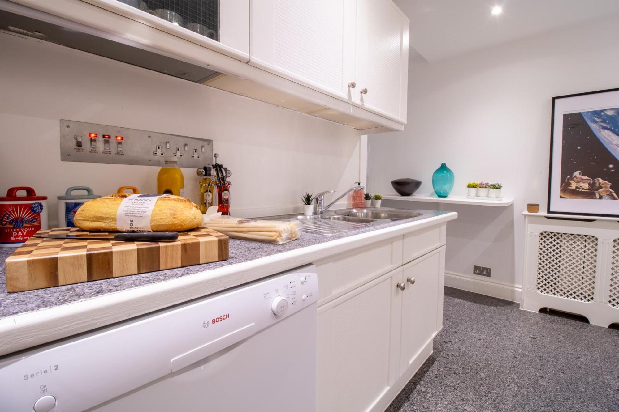 Spacious 2 Bedroom Flat With Pool Table Opposite Green Park 7 Appartement Londen