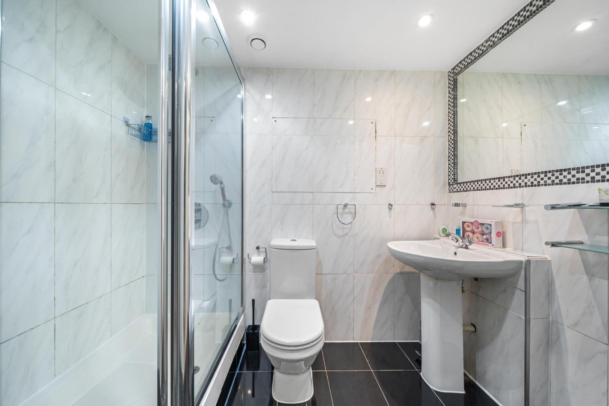 Spacious 2 Bedroom Flat With Pool Table Opposite Green Park 7 Londen