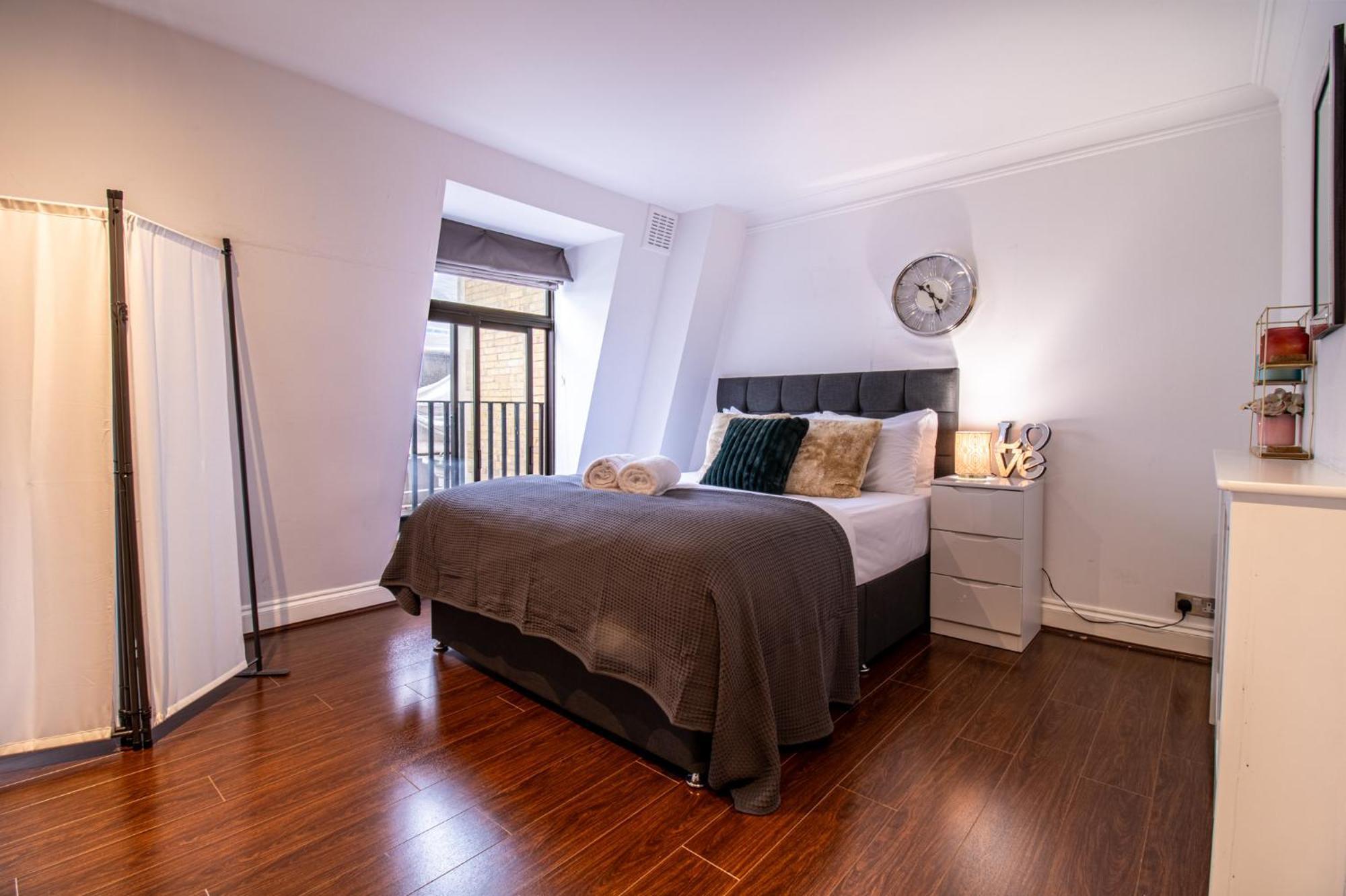 Spacious 2 Bedroom Flat With Pool Table Opposite Green Park 7 * Londen