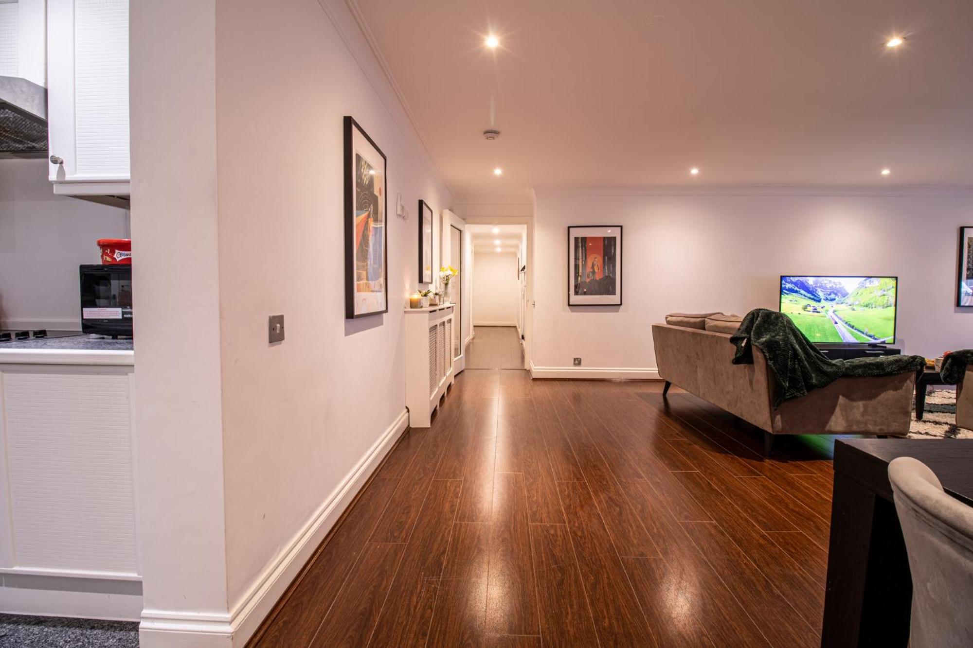 Spacious 2 Bedroom Flat With Pool Table Opposite Green Park 7 Appartement Londen