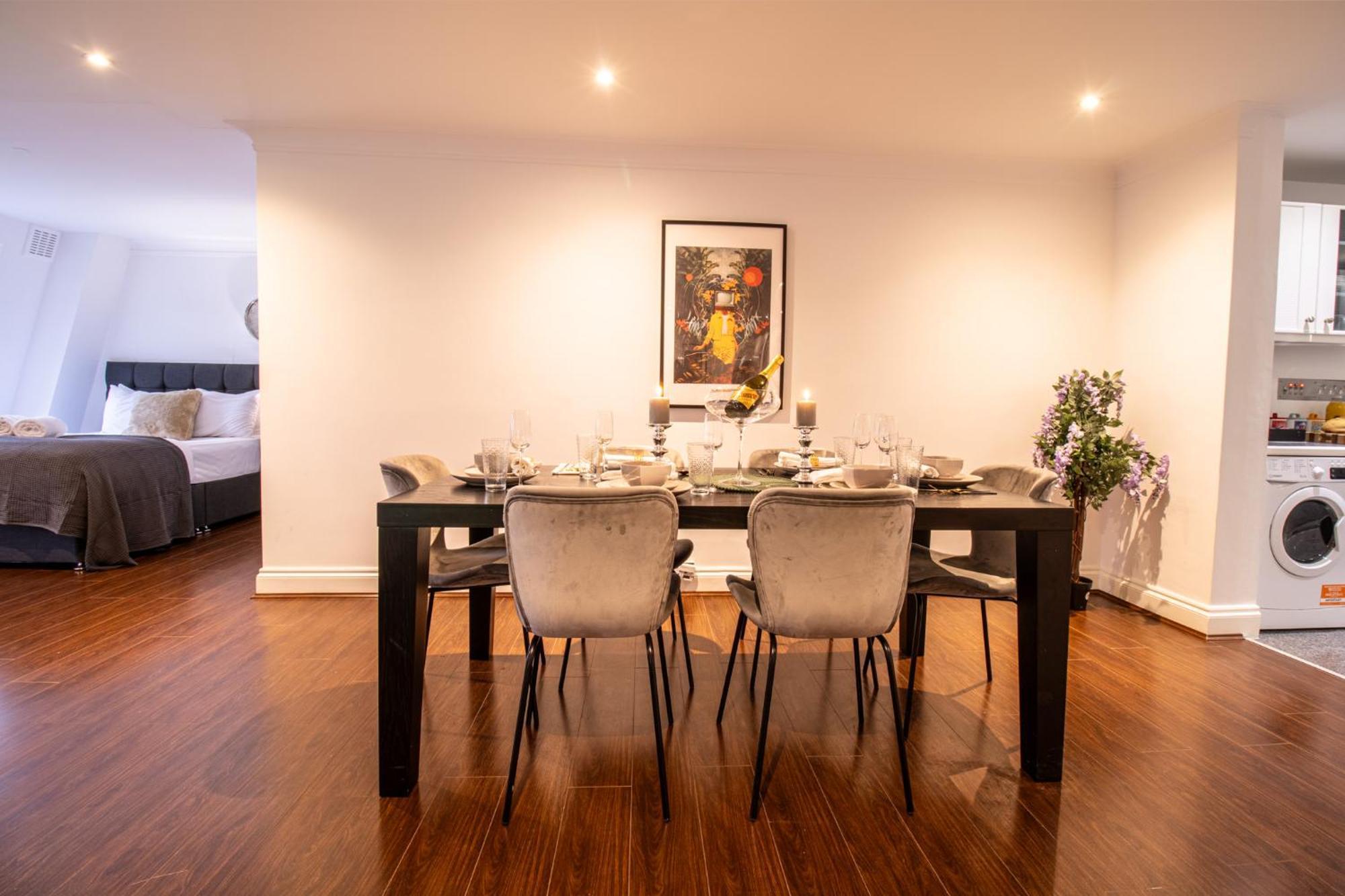 Appartement Spacious 2 Bedroom Flat With Pool Table Opposite Green Park 7 Londen